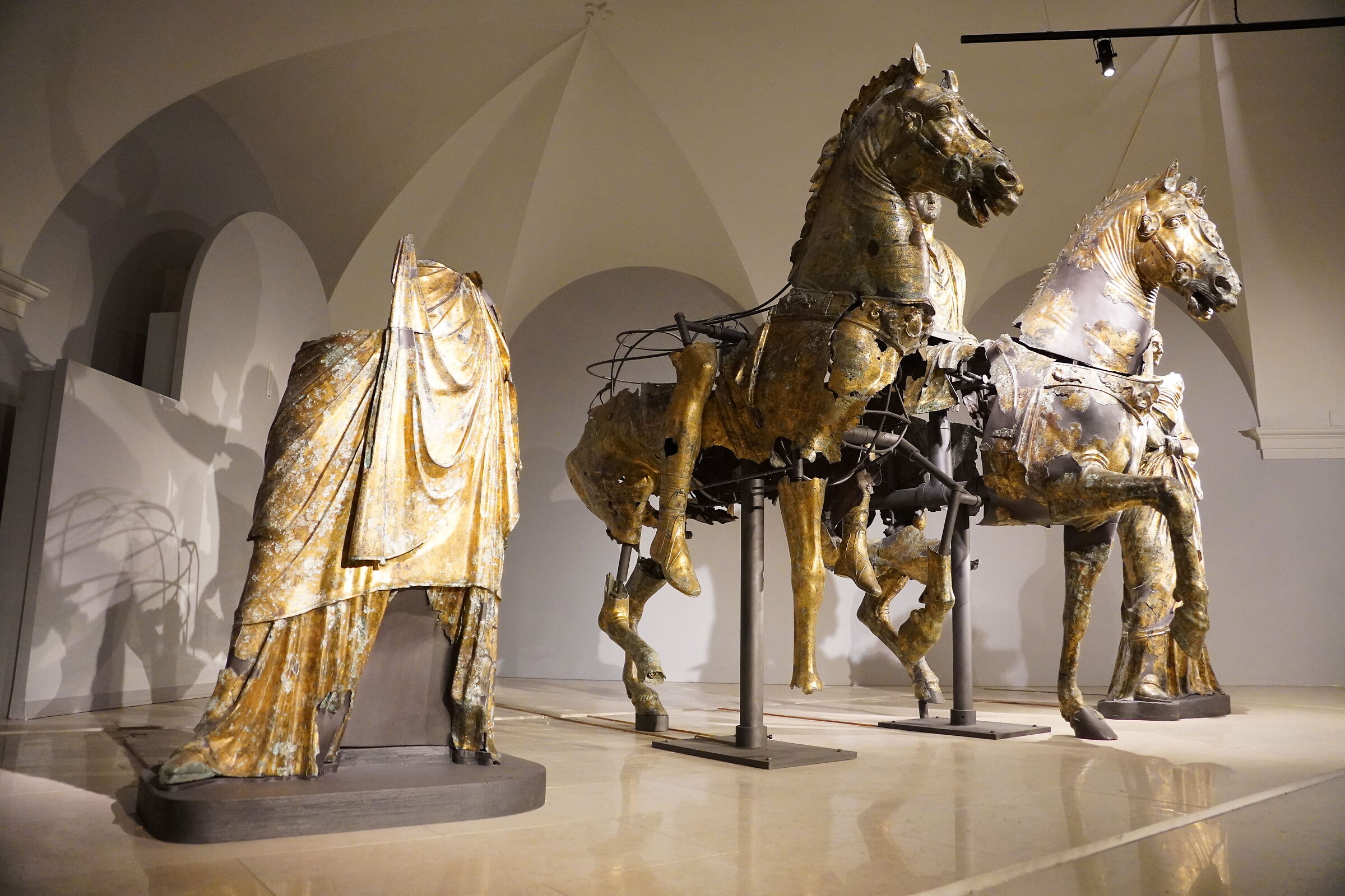 Bronzi dorati del Museo di Pergola (pu)