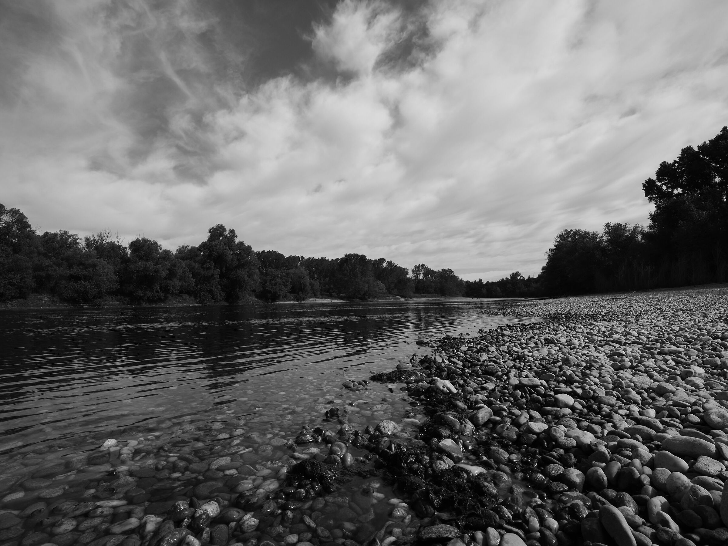 con i piedi nell'acqua: ciottoli del Ticino