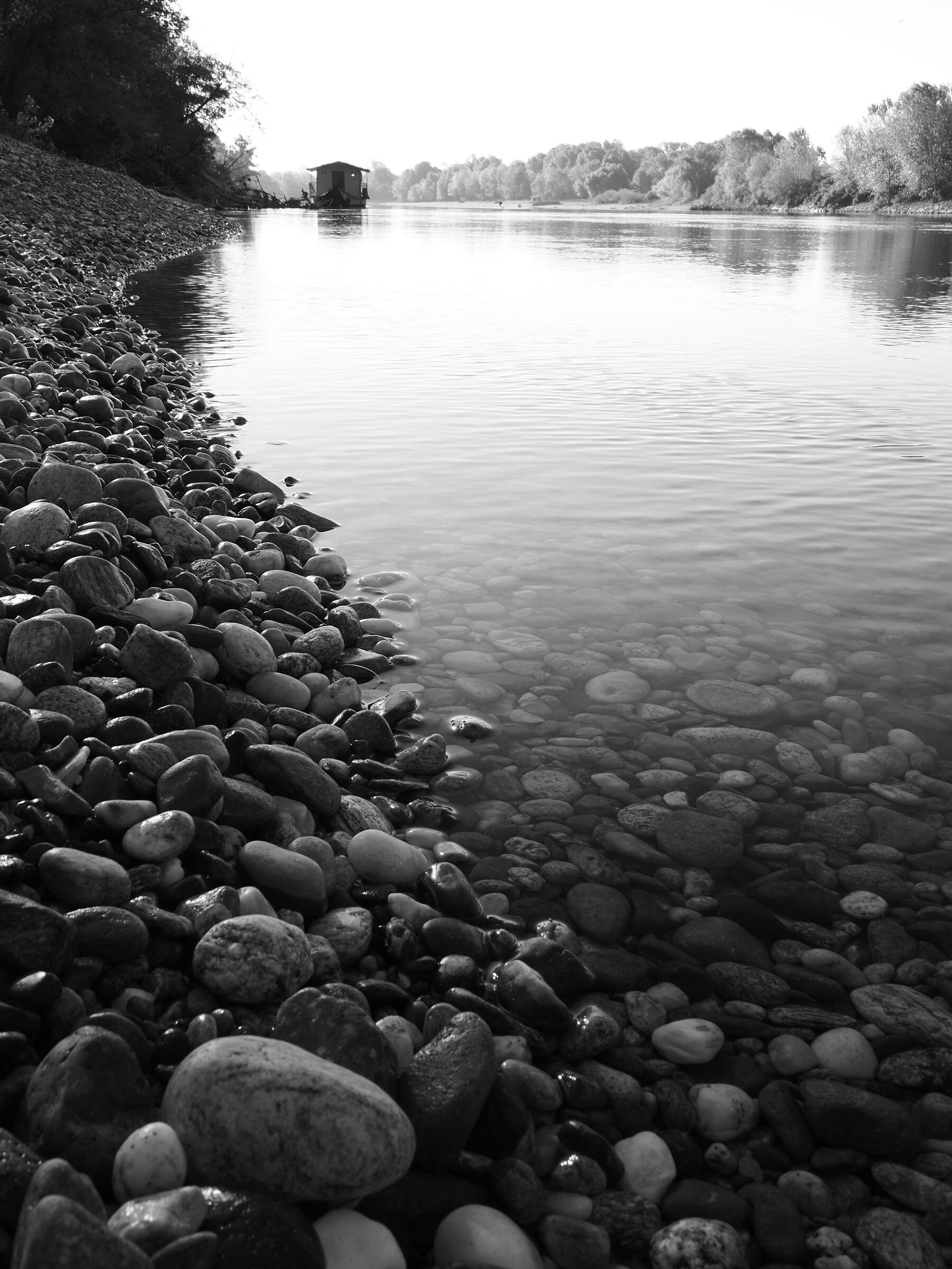 con i piedi nell'acqua: ciottoli del Ticino