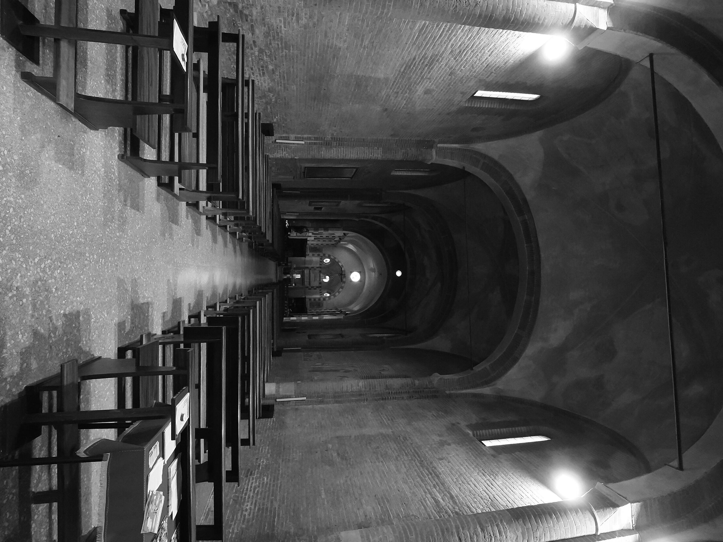 la severa navata centrale della chiesa di San Lanfranco