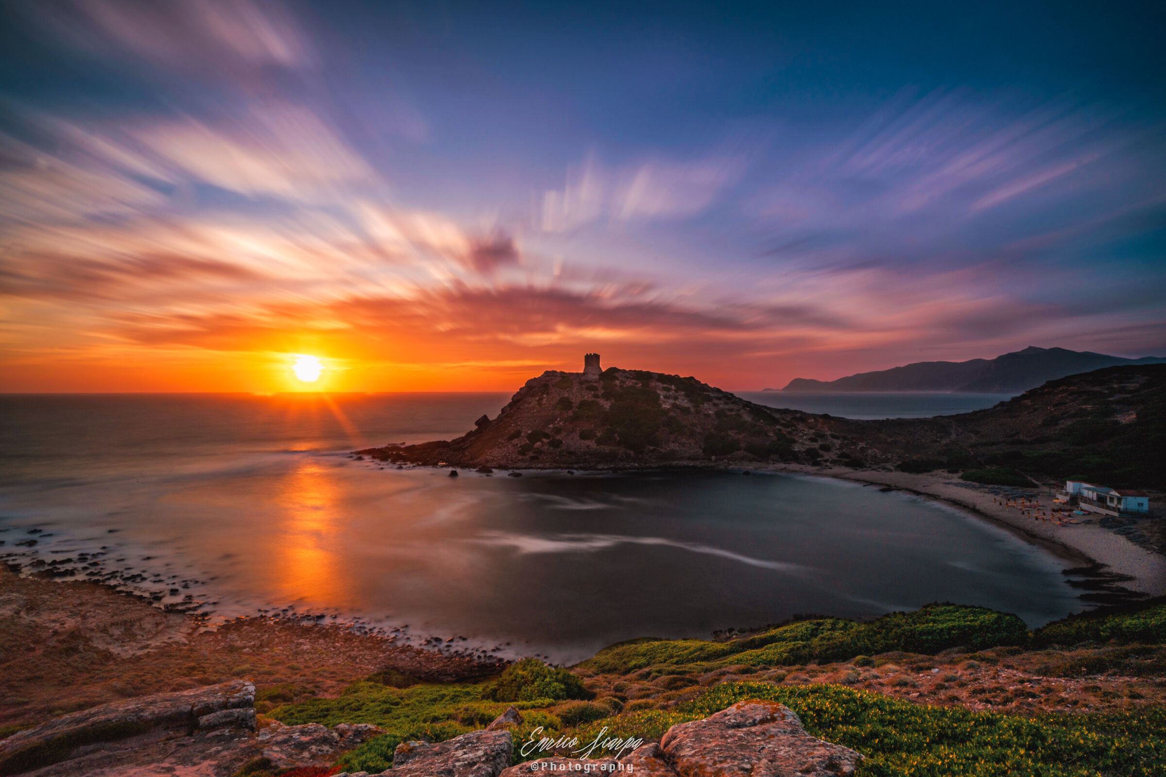 L'ultimo bacio di luce alla torre prima della notte