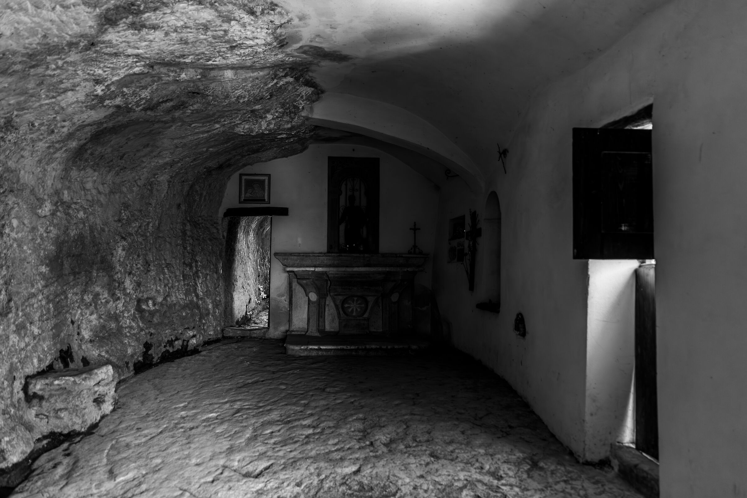 Hermitage of San Bartolomeo in Legio: interior