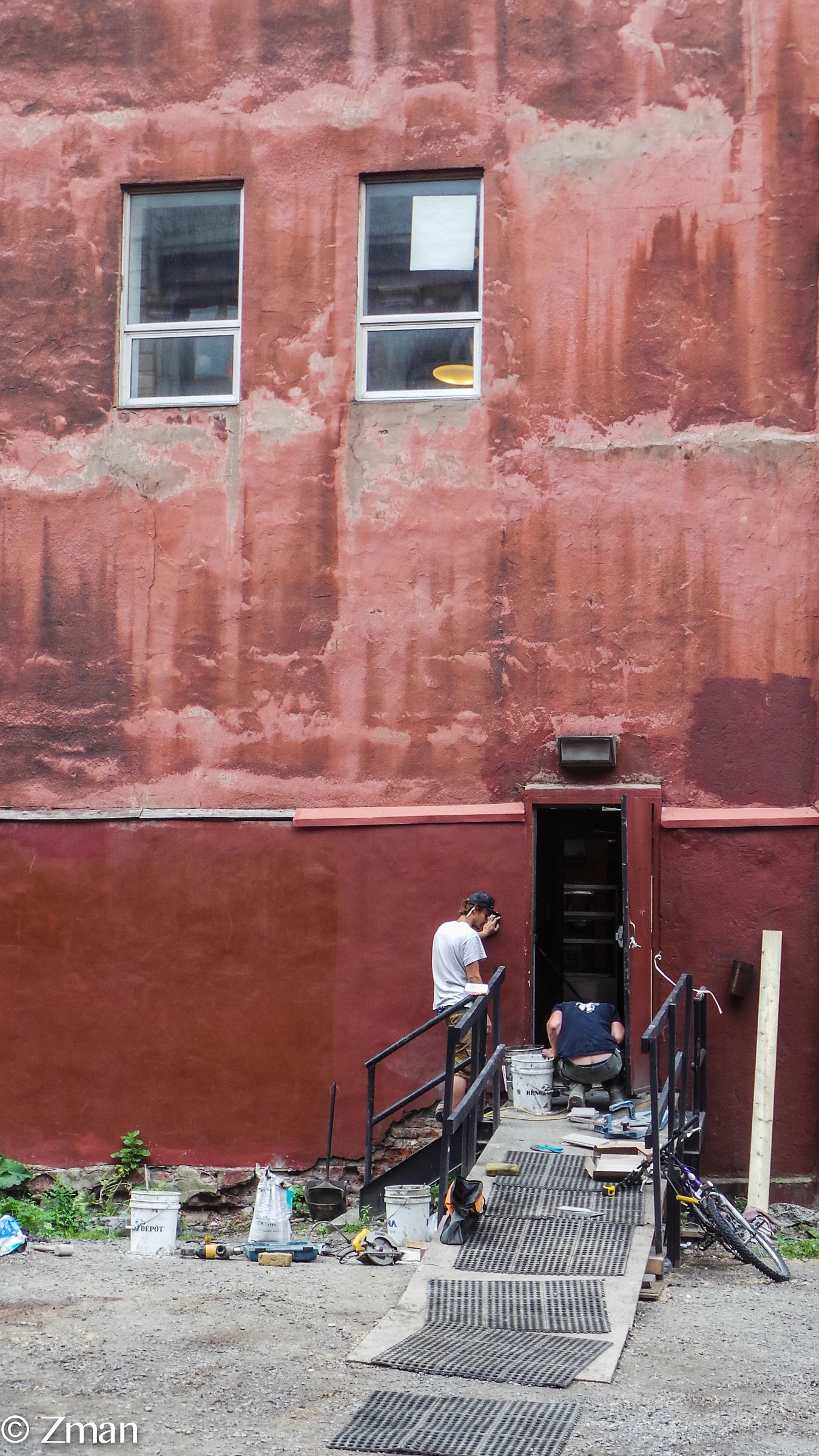 Gli operai e il muro rosso