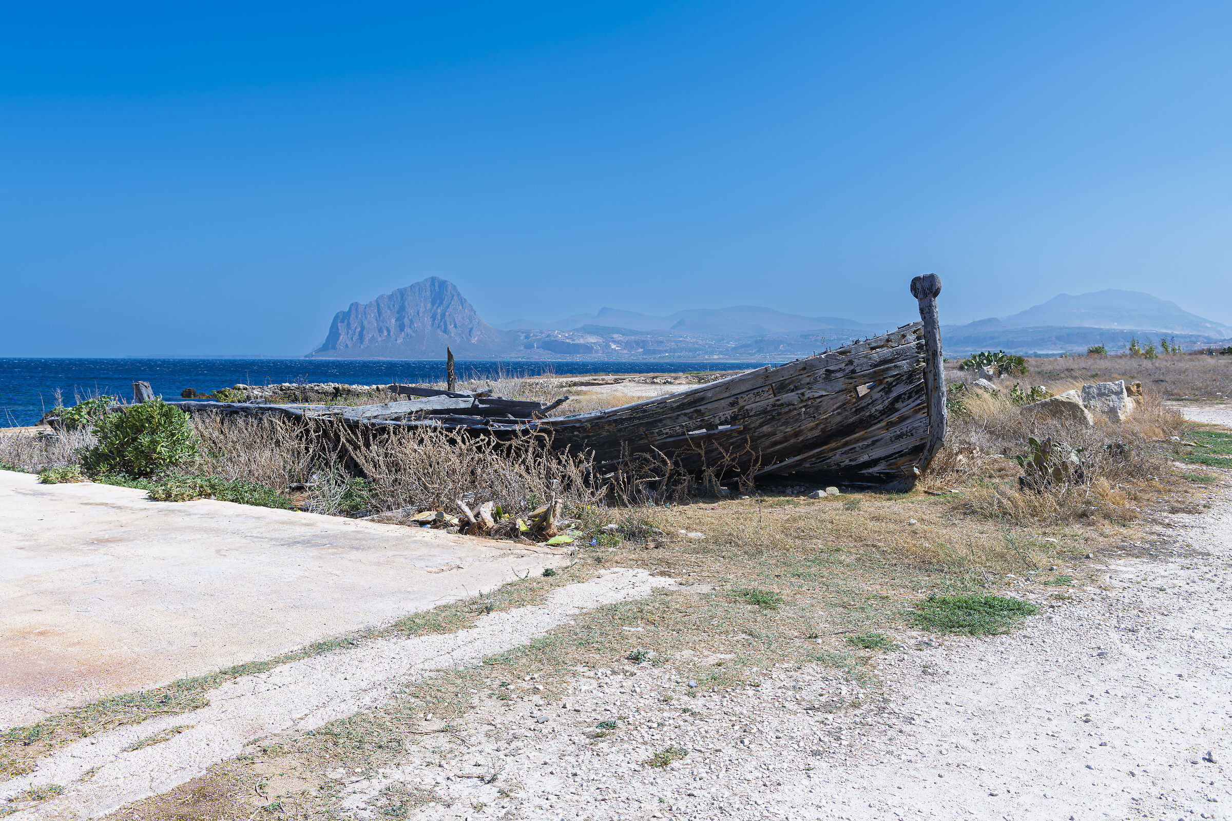 barcone , sullo sfondo Monte Cofano