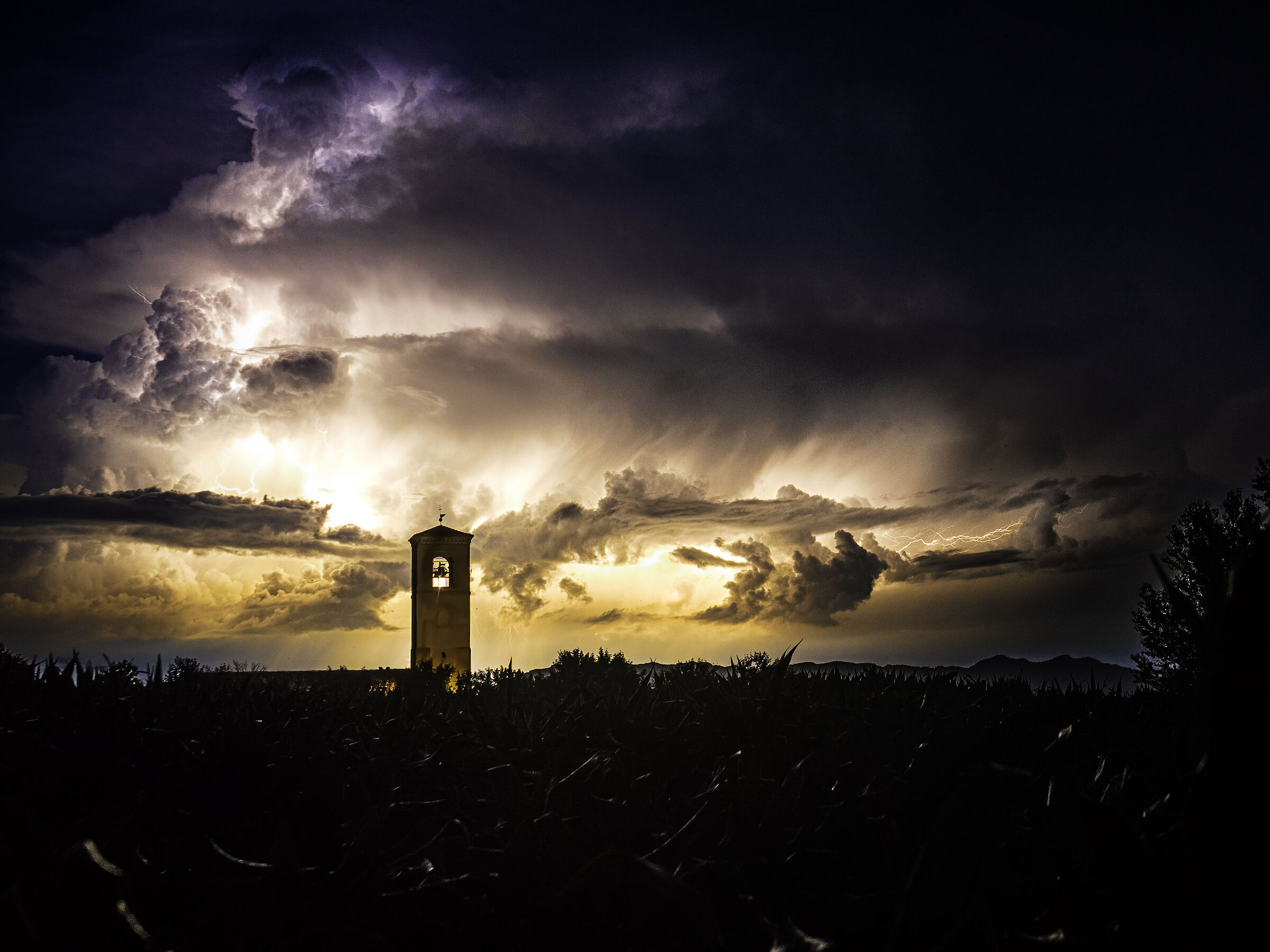 Lightning and lightning at the Pieve di Corticelle July 25
