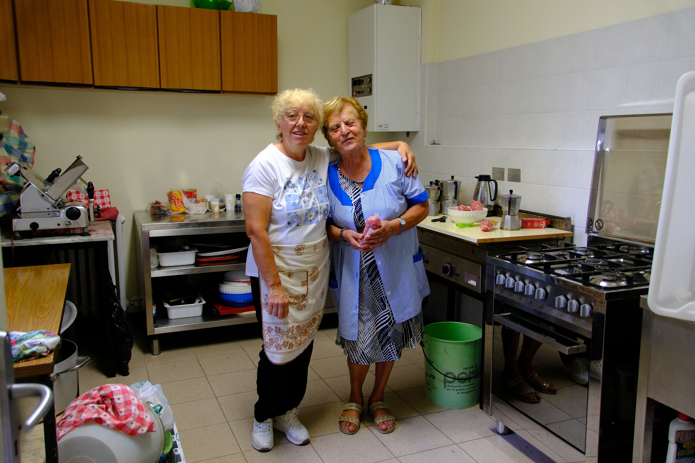 signore in cucina