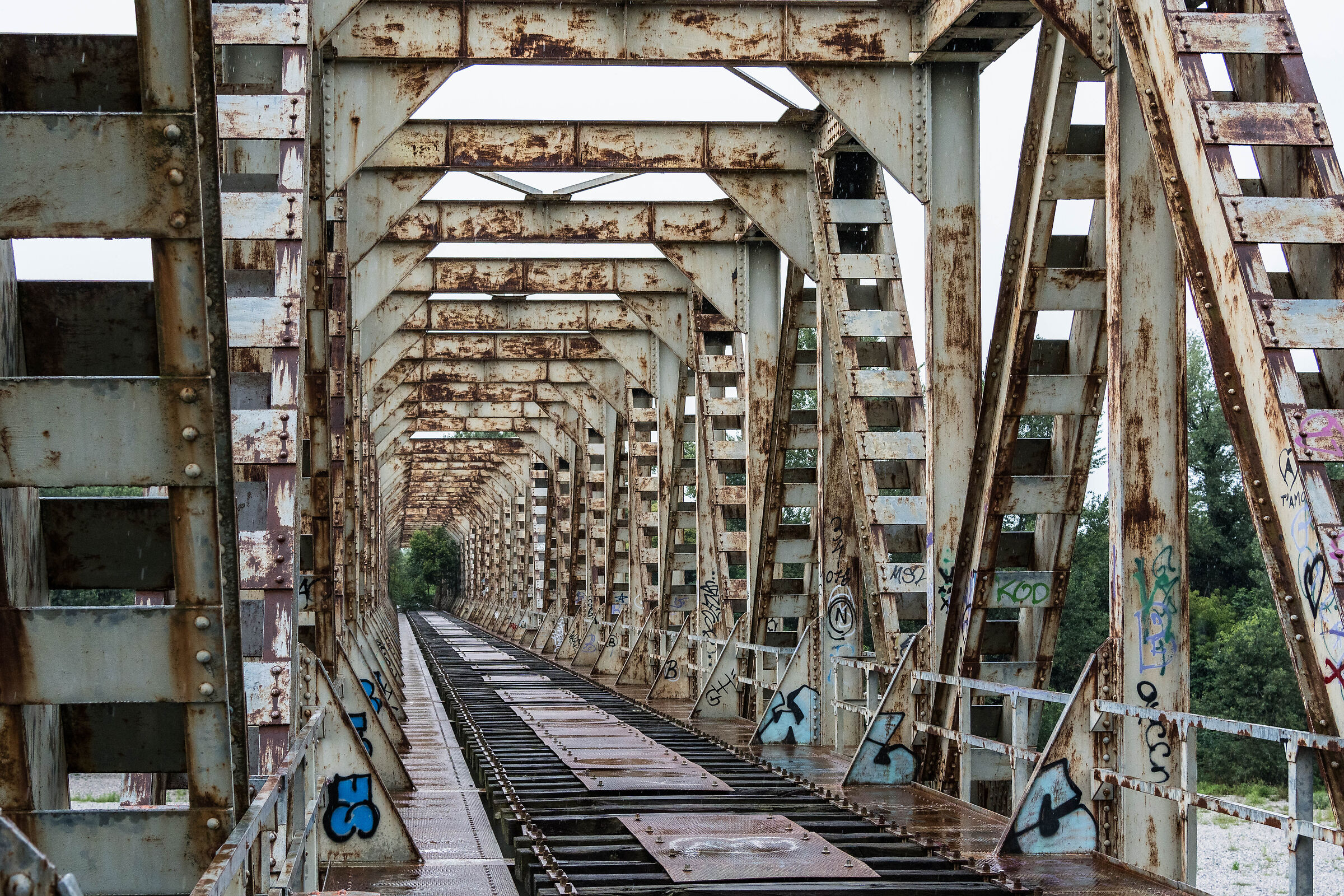 Ponte ferroviario abbandonato