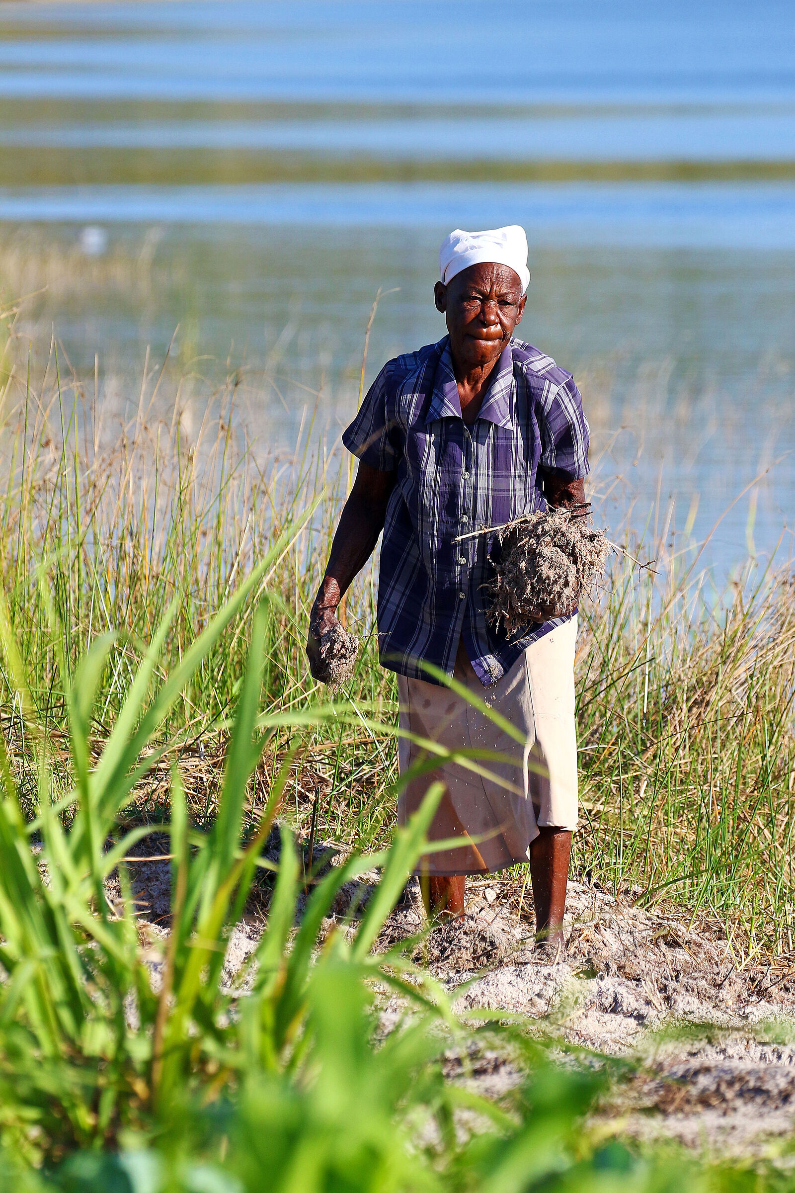 donna in riva al lago (2)