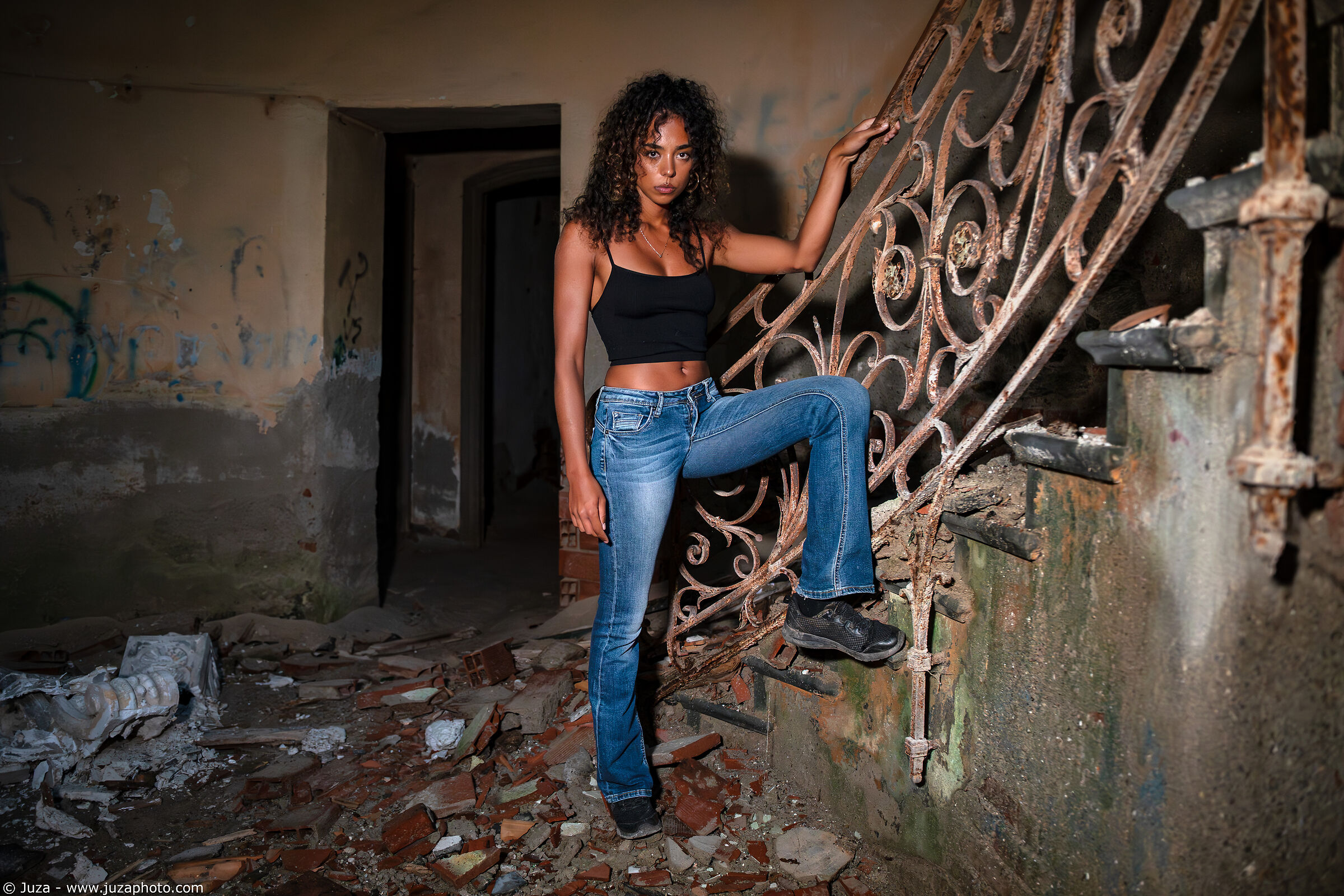 Miriam Nan - Urbex, la scala