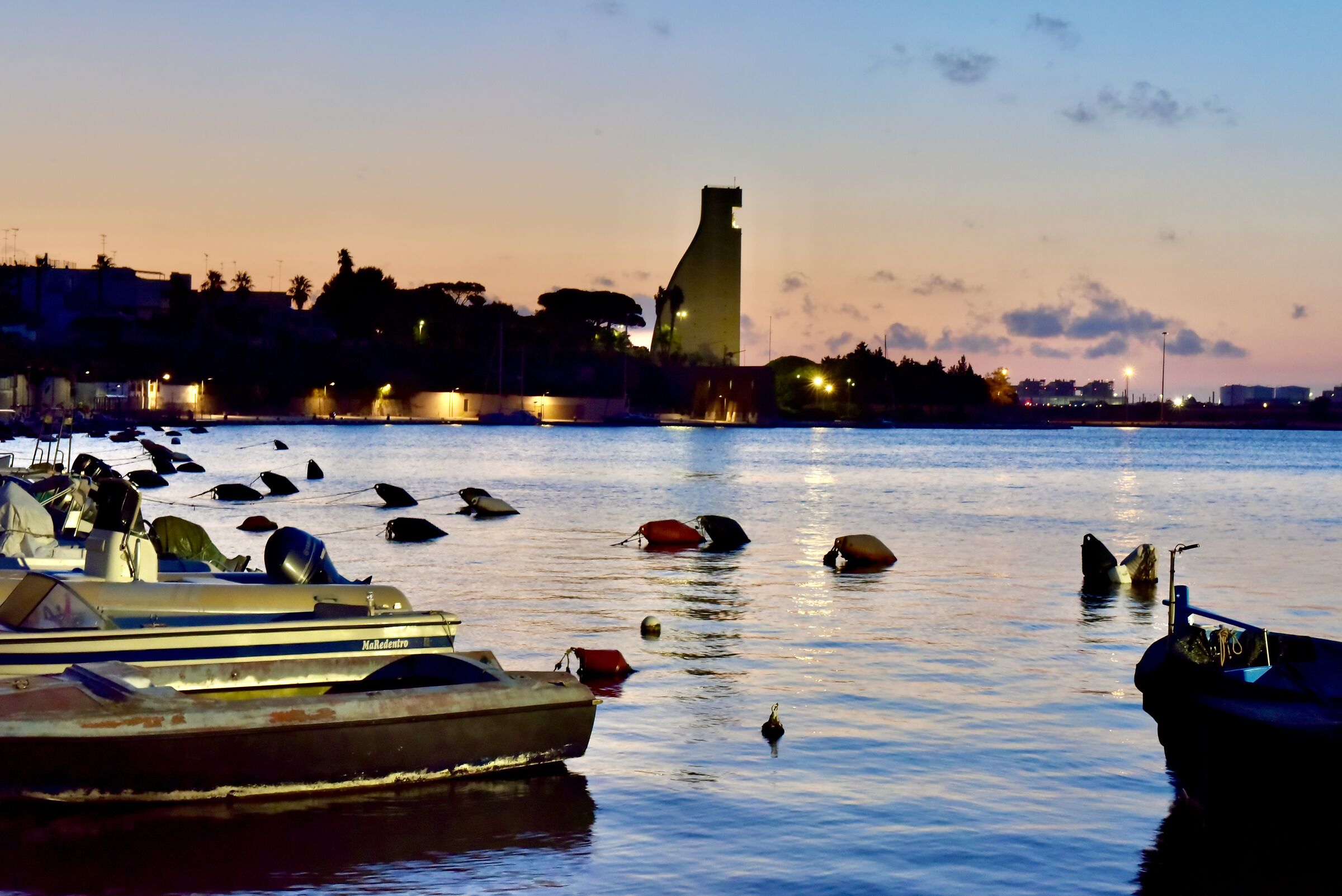 monumento al marinaio all'alba