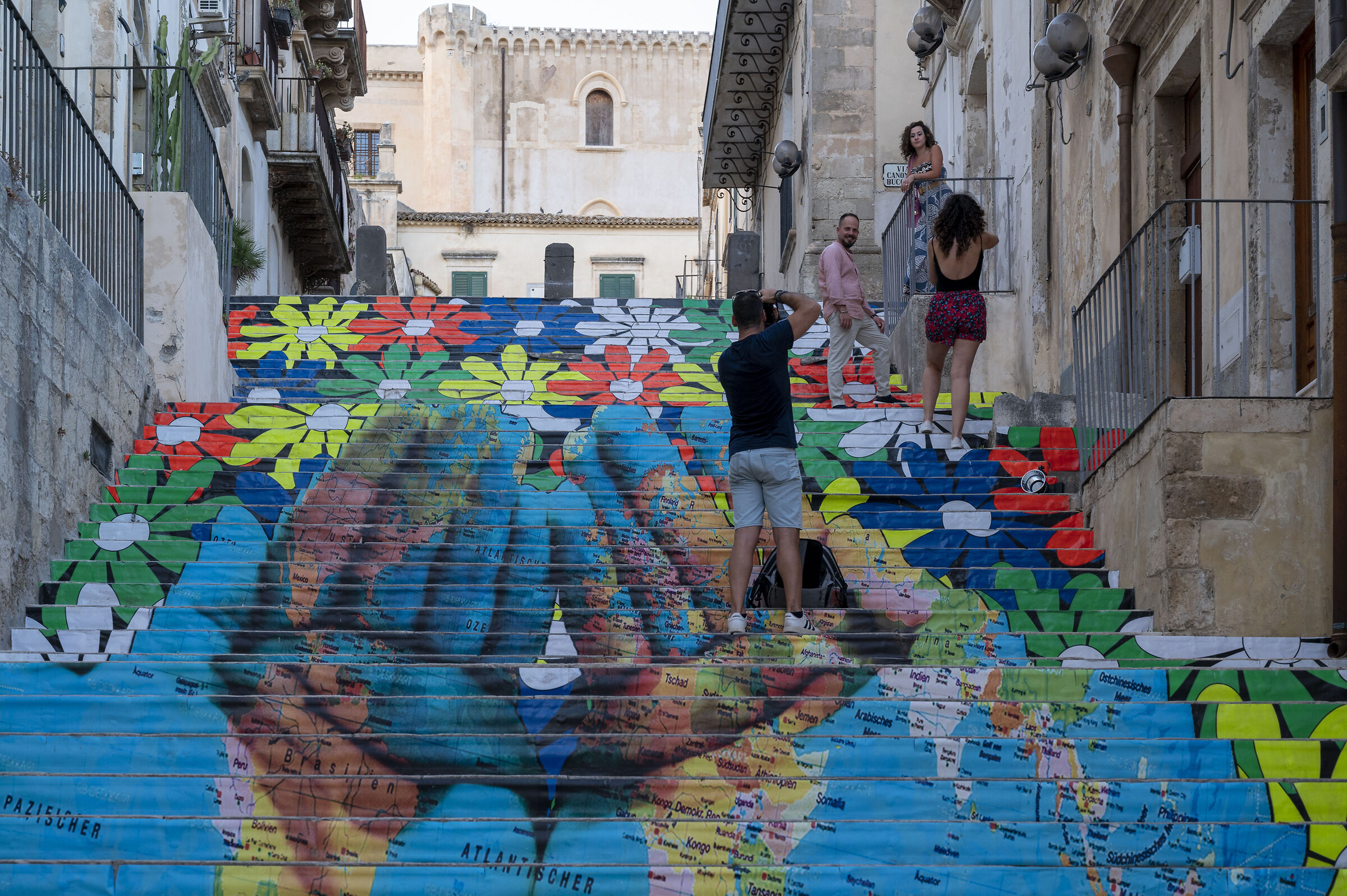 Presi con le mani sulla camera