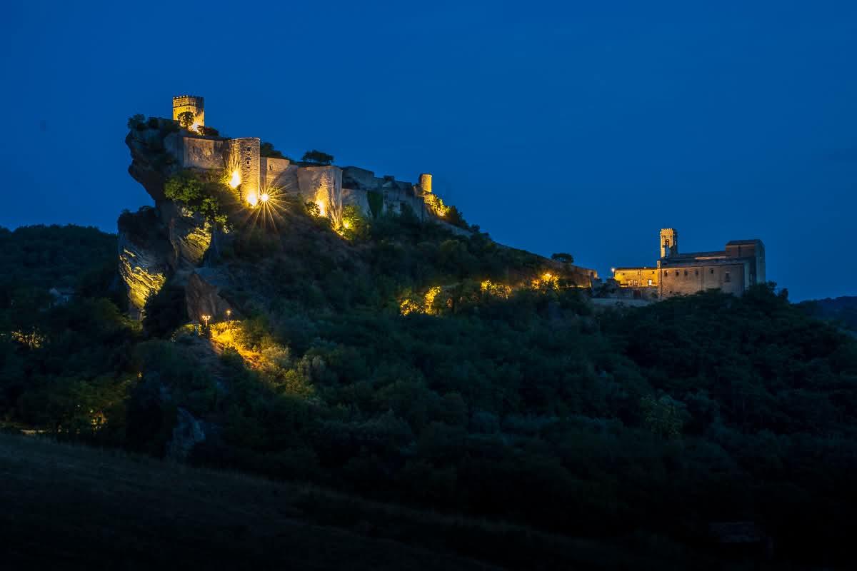 Roccascalegna (CH) - Blue hour
