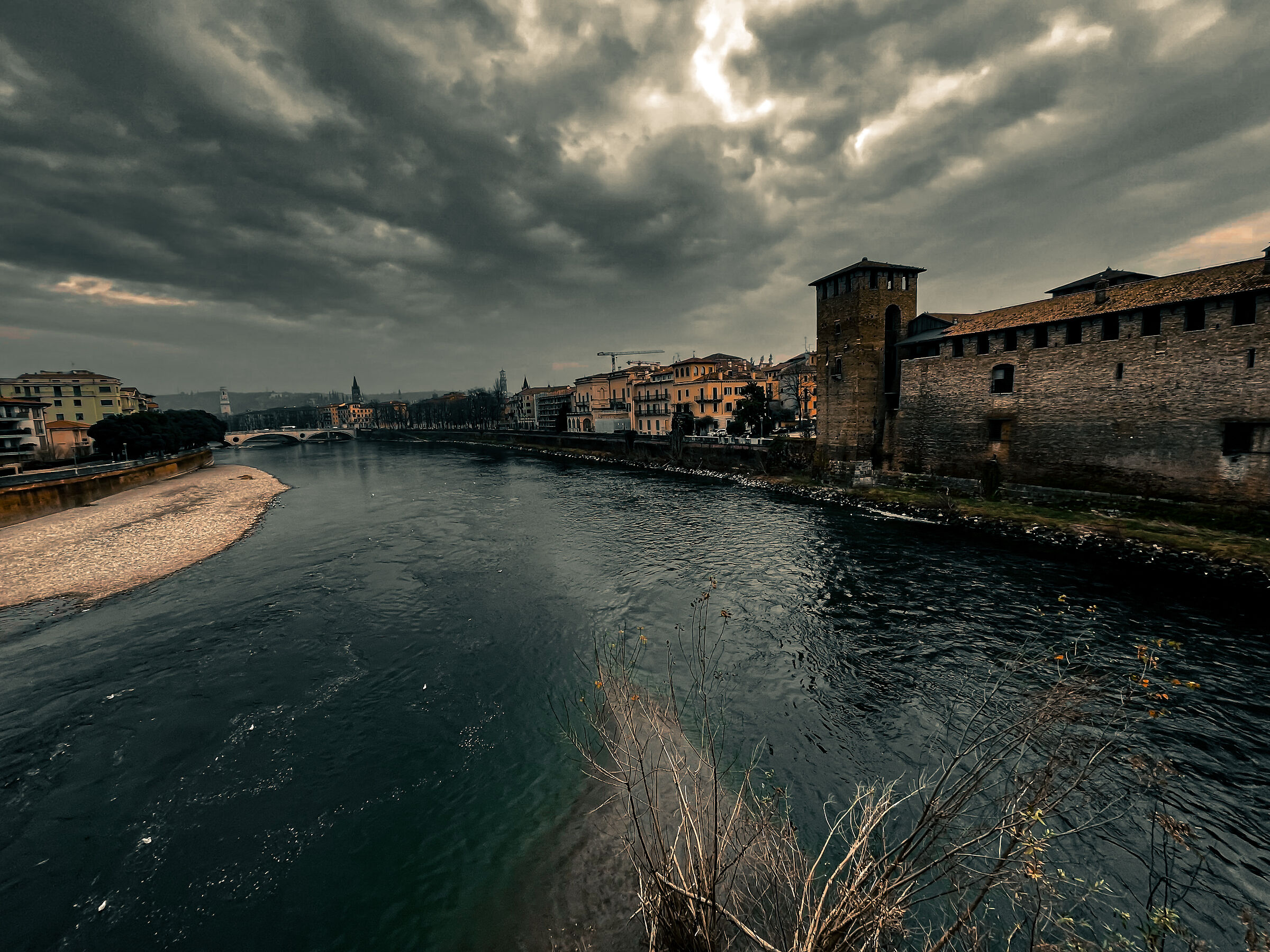 Si addensano le nubi su Castel Vecchio