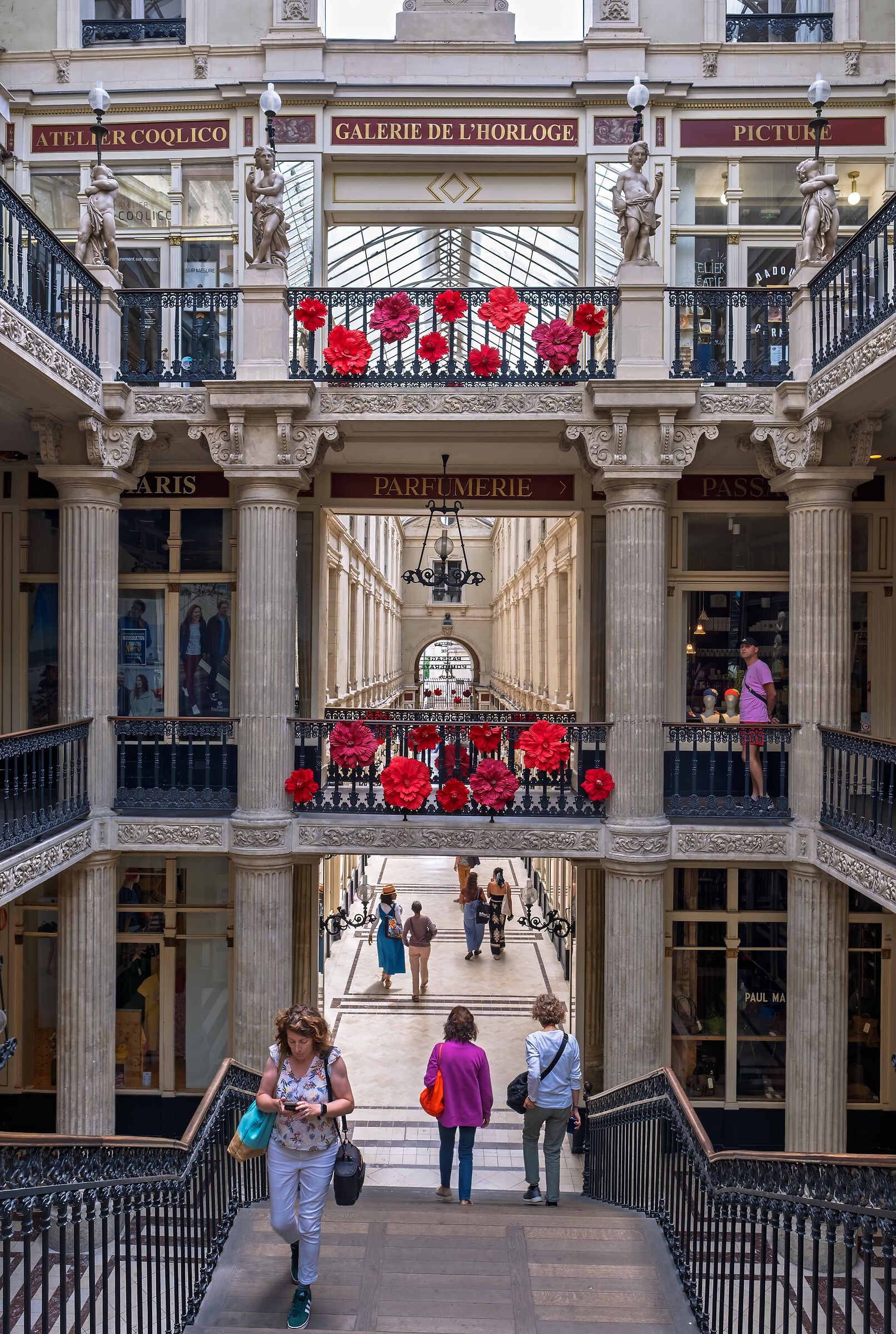 La vita è fatta a scale: c'è chi scende e ...