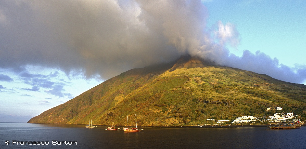 Stromboli all'alba dal mare - Crop
