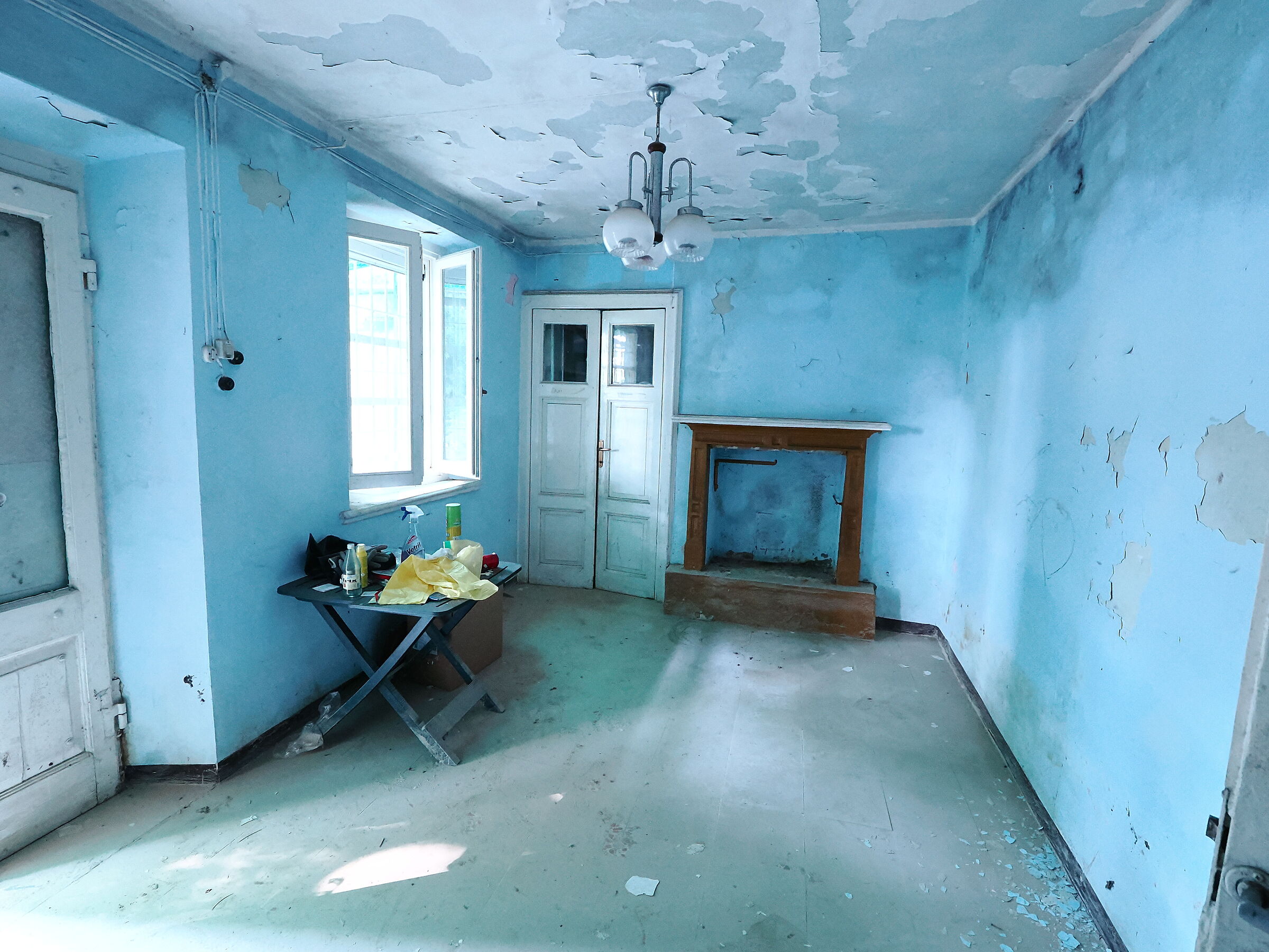 Ampio soggiorno con camino