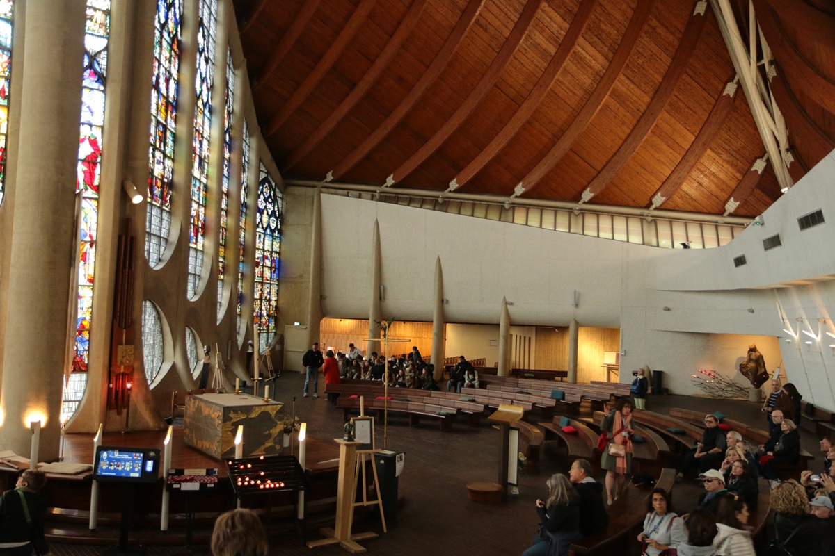 interno della chiesa nel luogo dove fu bruciata giovann