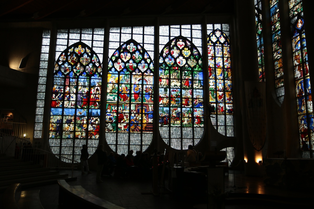 interno con un particolare della vetrata della chiesa n