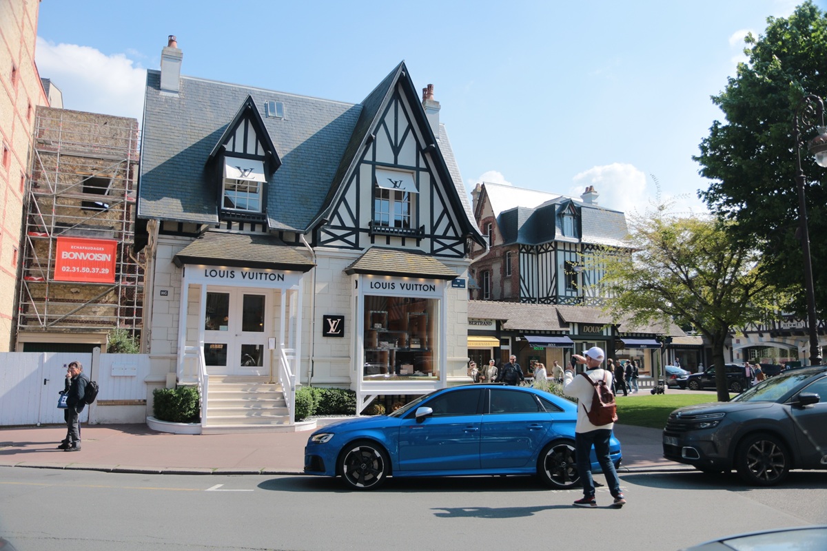 negozio di louis viton a deouville francia