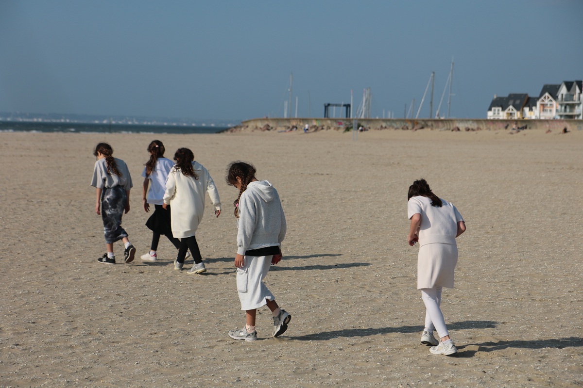 WALKING IN SILENCE ON THE BEACH