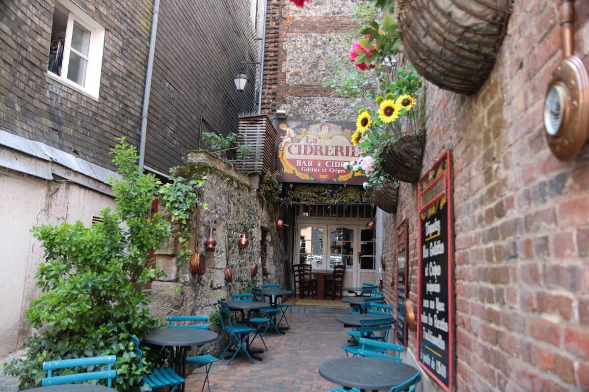 HERE YOU DRINK THE TYPICAL NORMAN DRINK CIDRO