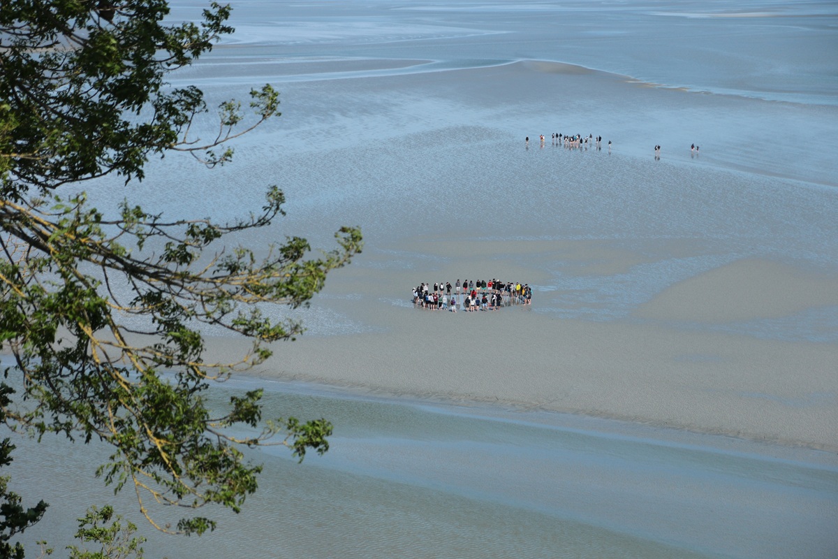 GROUPS OF PEOPLE AROUND QUICKSAND