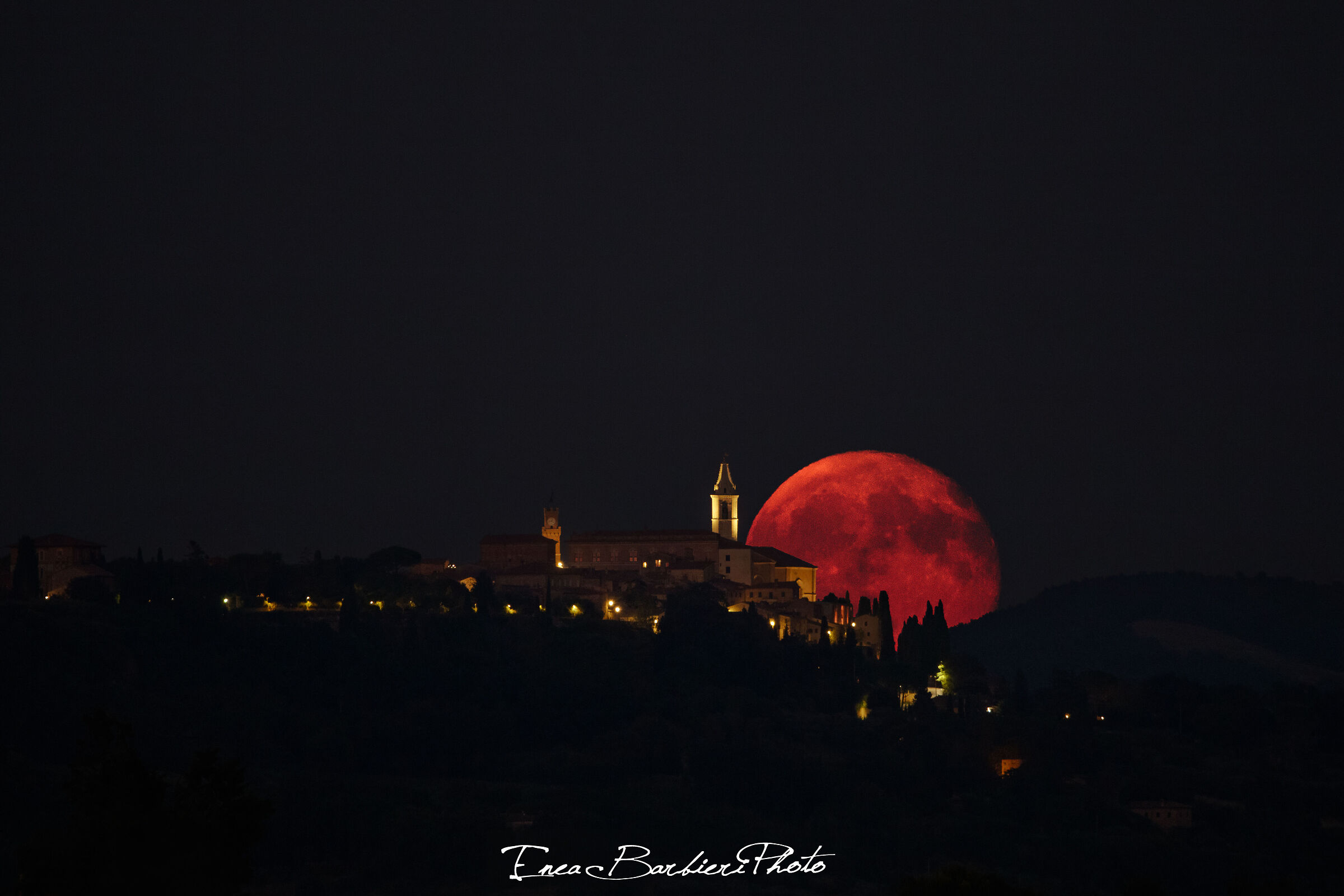 Luna di agosto su Pienza