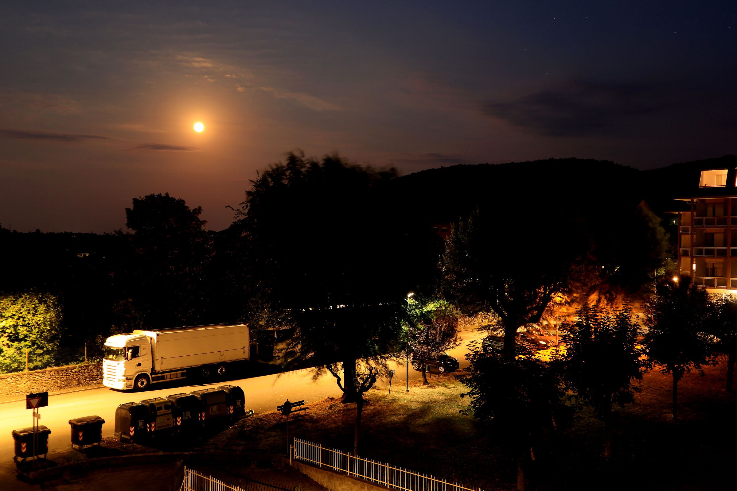 Night show under the house
