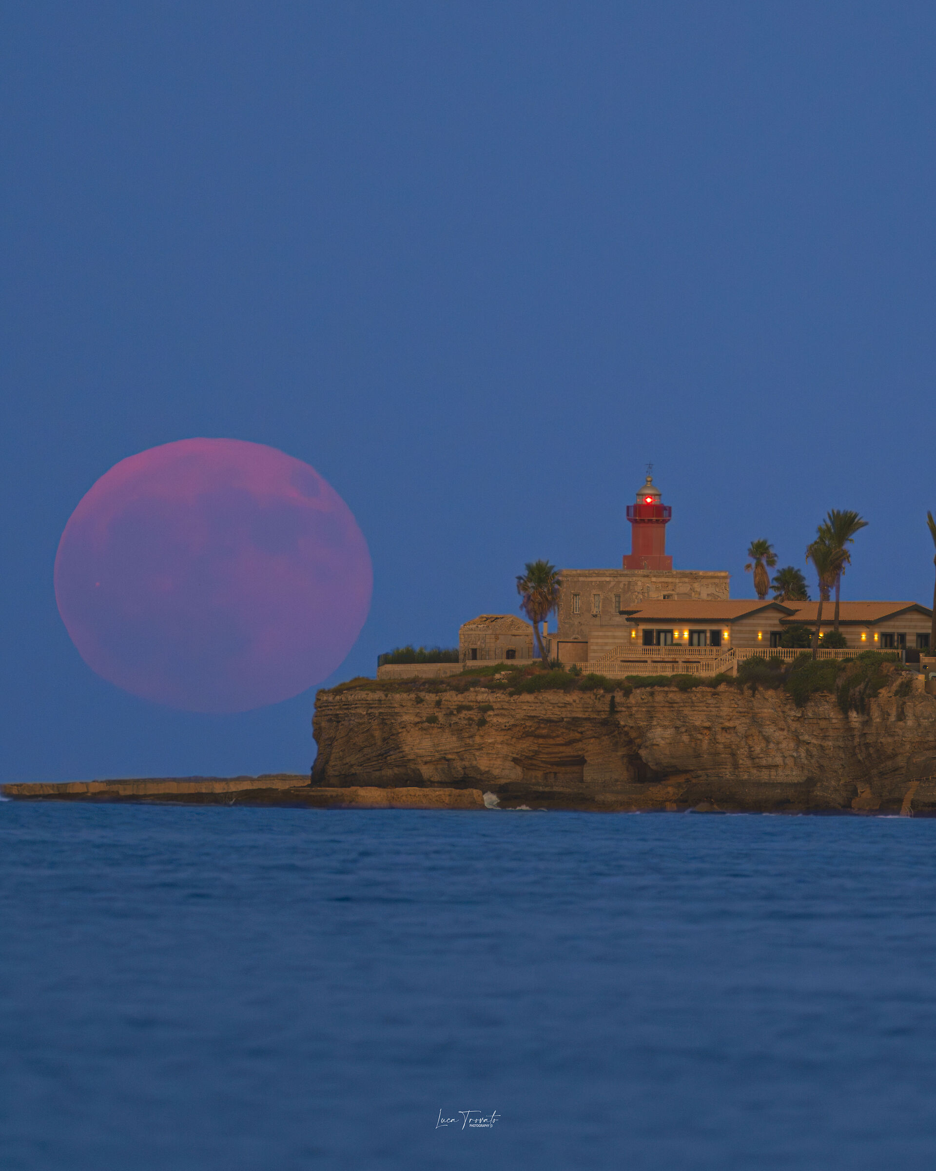 Luna Storione. Faro di Massoliveri.