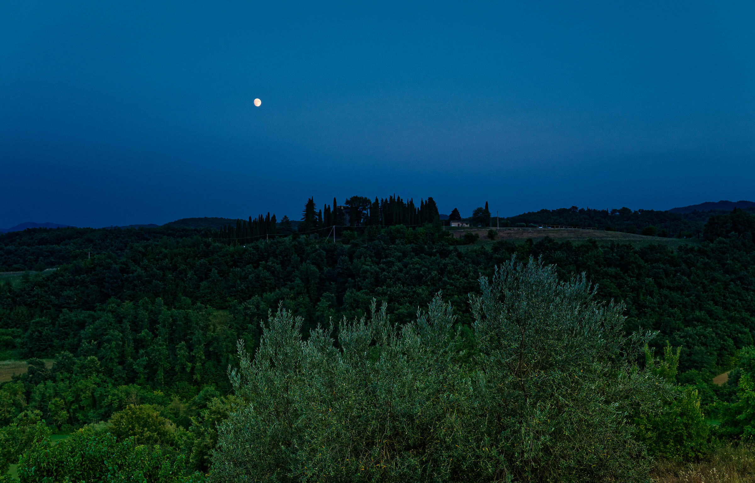 Imbrunire in collina