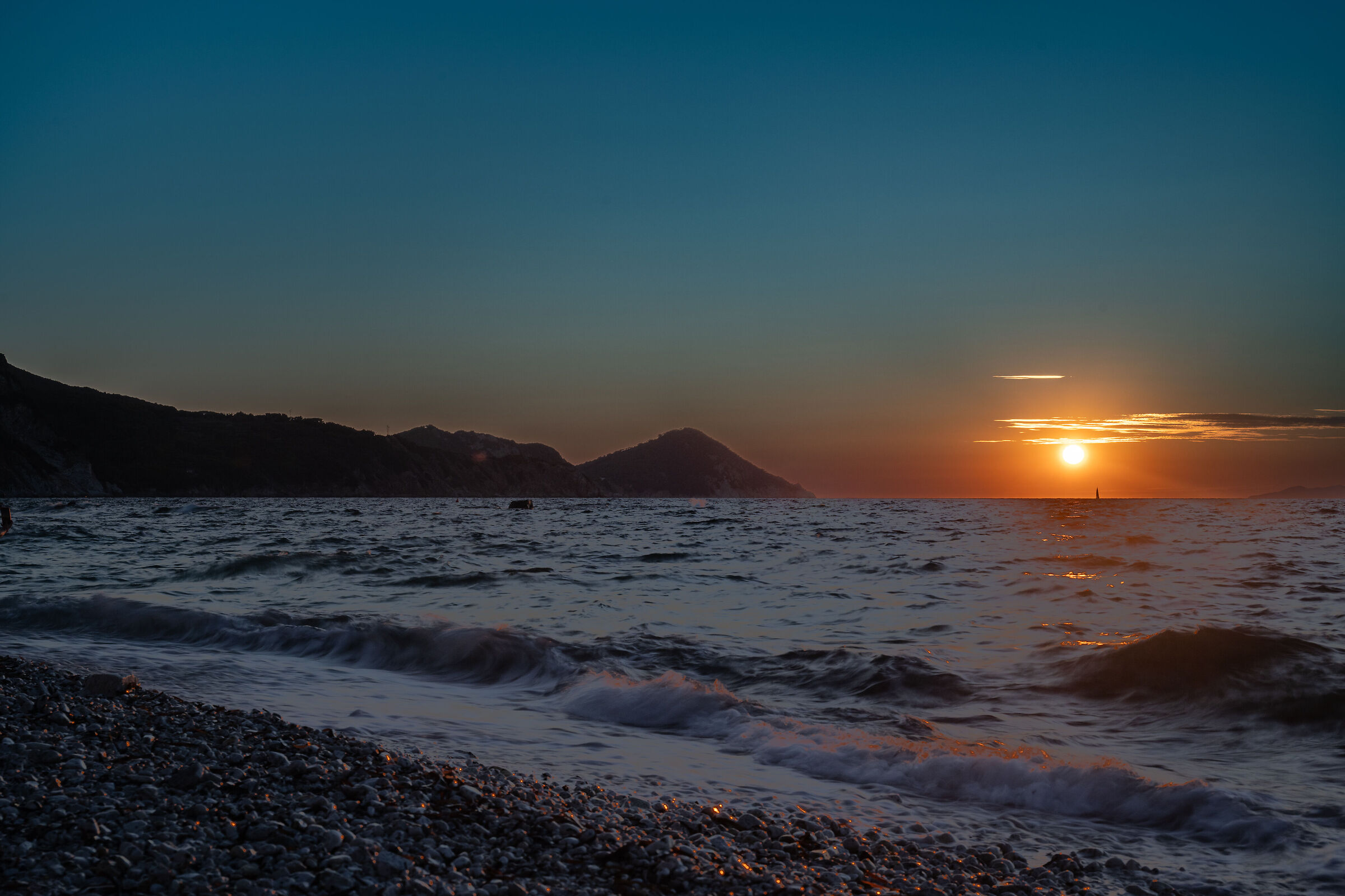 Sole nel mare