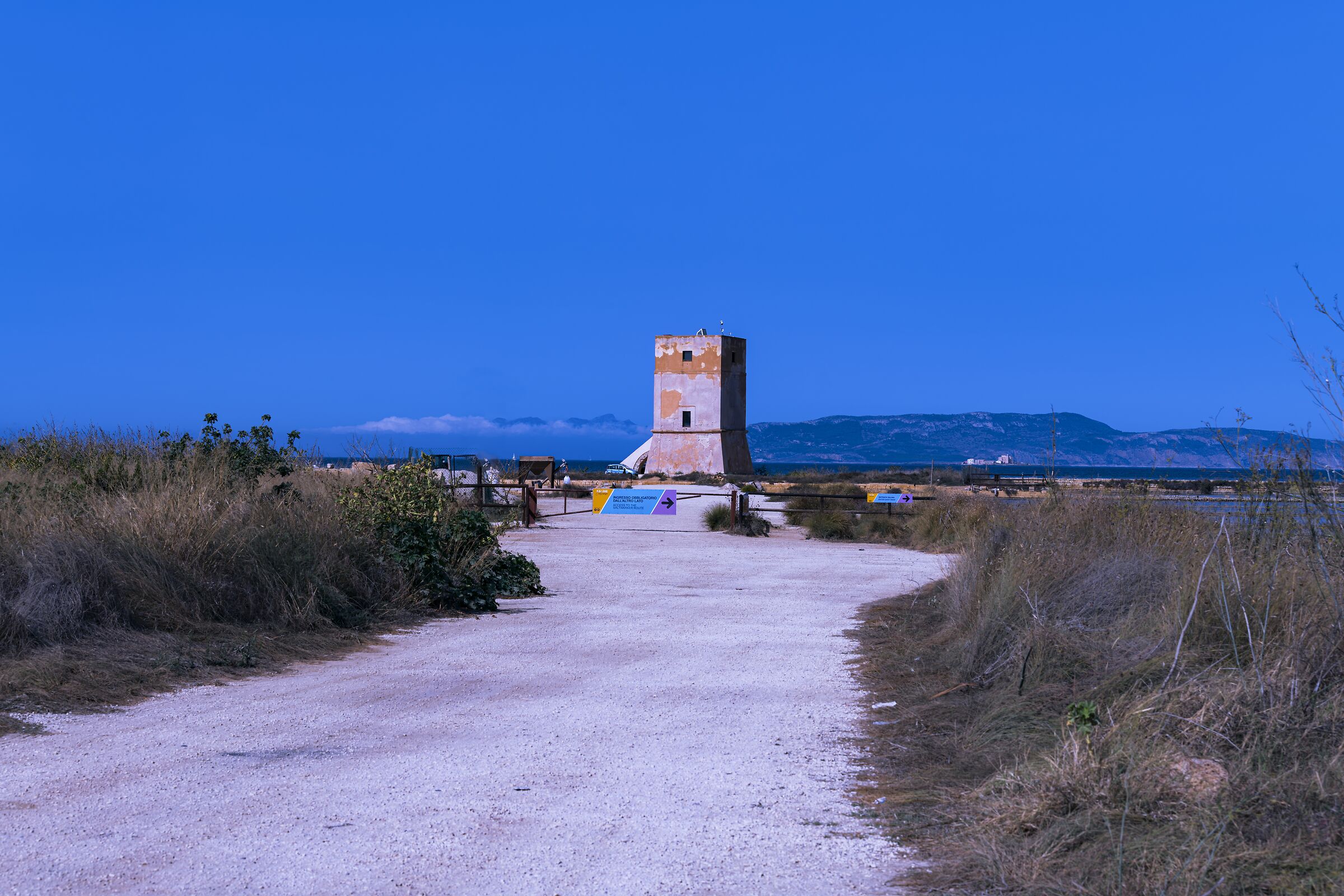 Torre di Nubia sullo sfondo Favignana