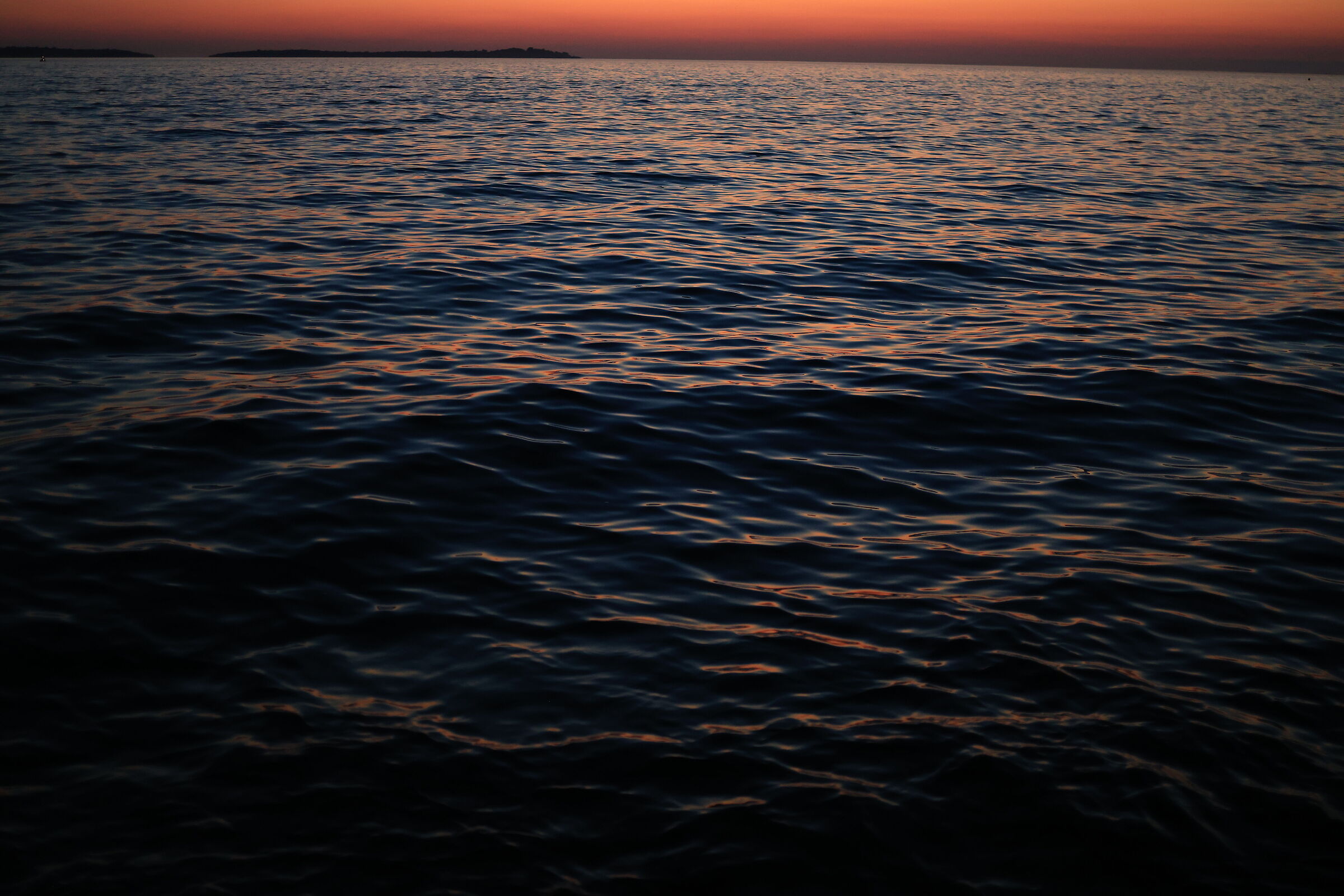 Colore del mare incredibile dopo il tramonto