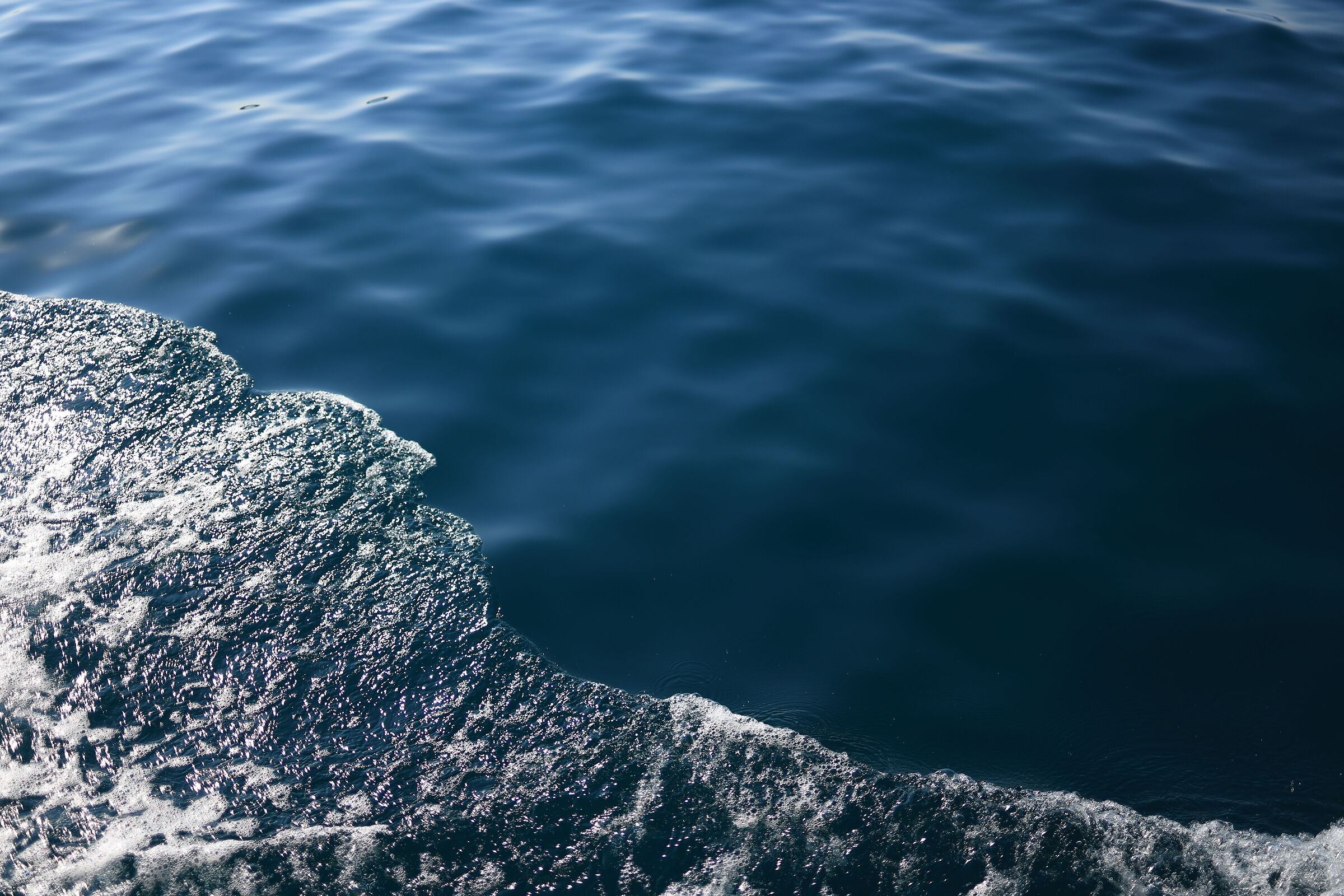 Mare al passaggio della barca
