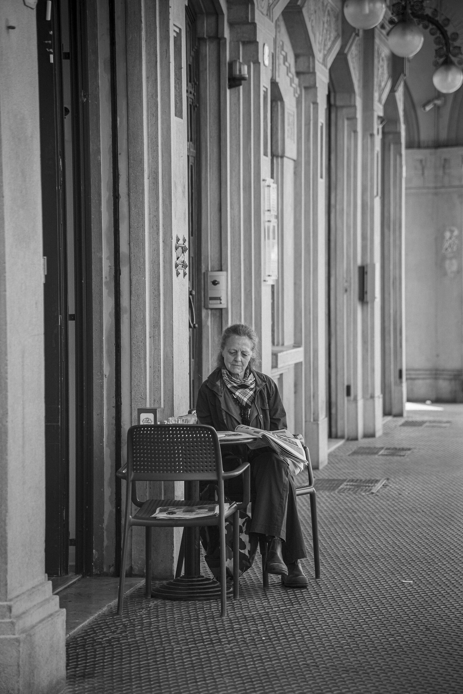 Il piacere del giornale al bar