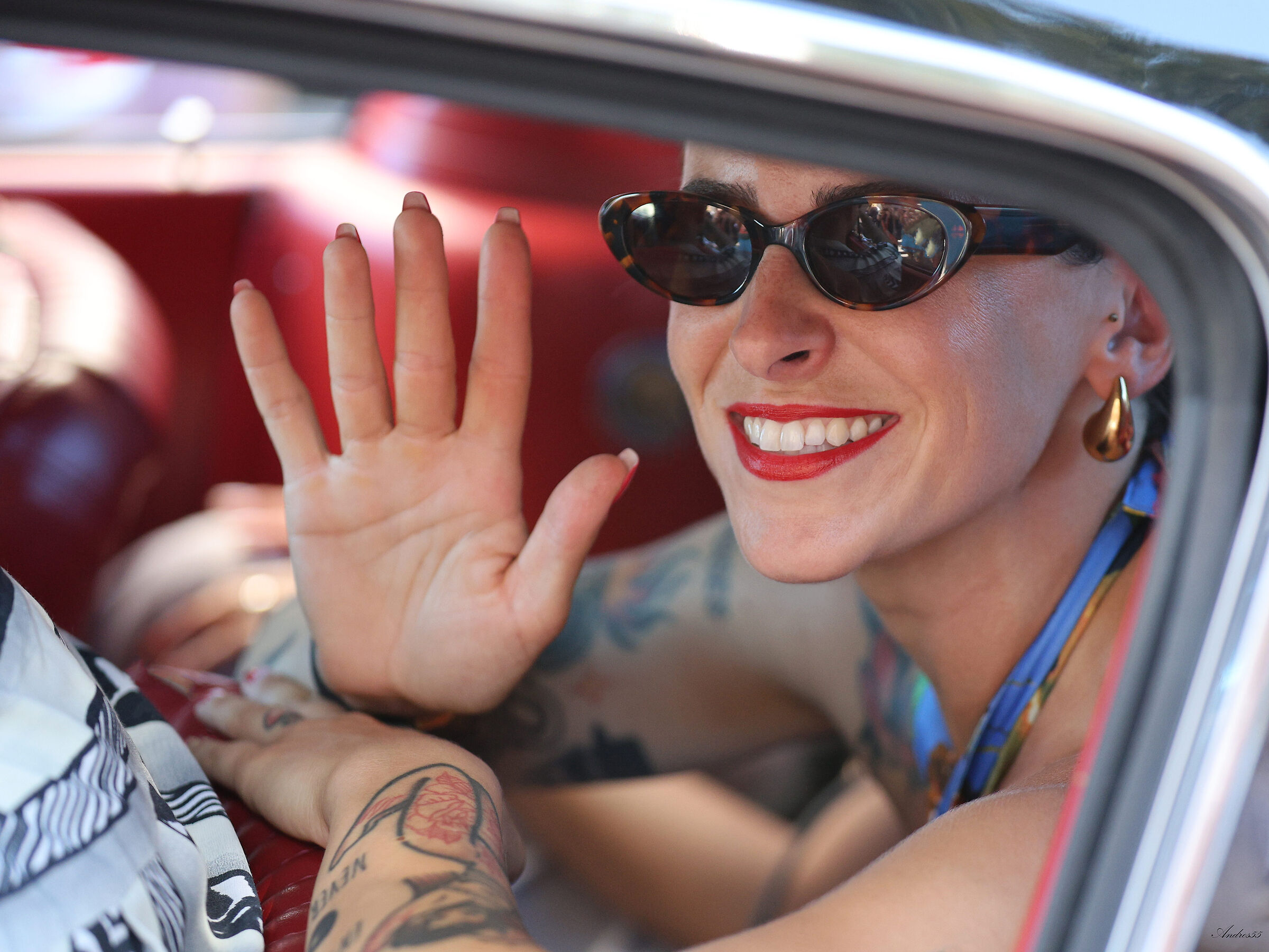 Con la mano ciao ciao