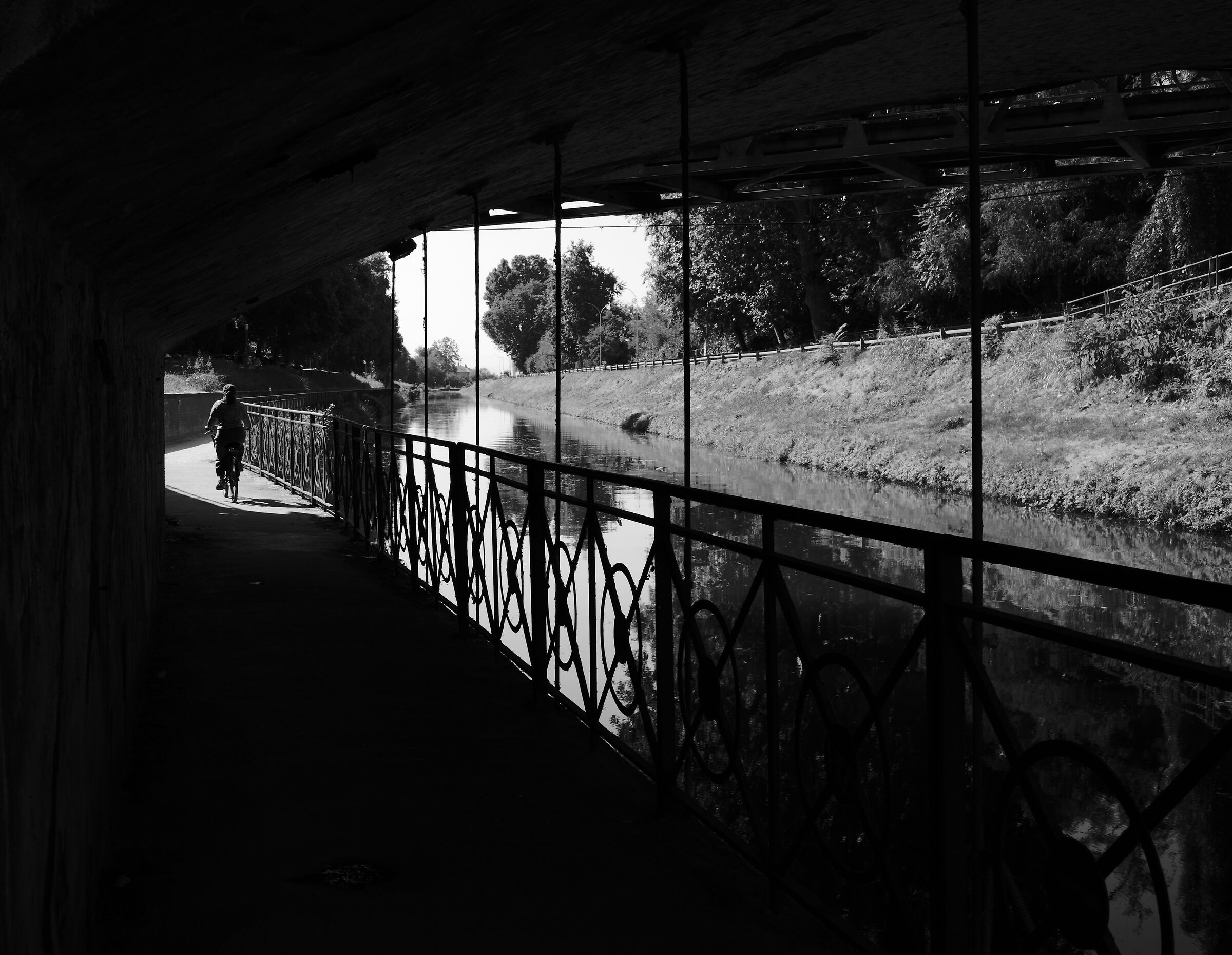 In bicicletta sotto il ponte