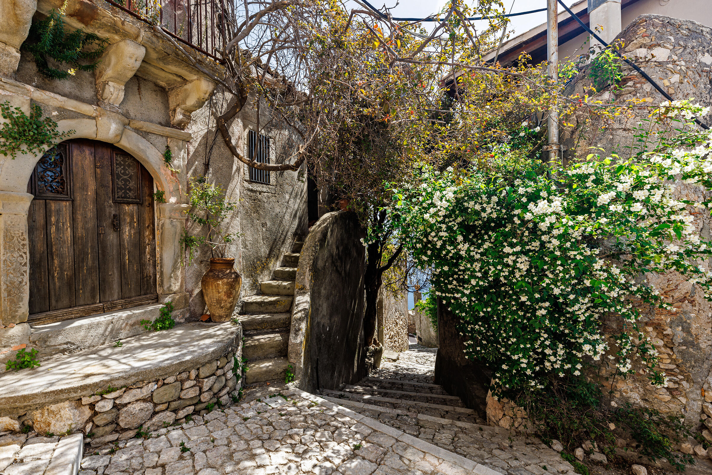 Vicoli e scalinate nel borgo medievale