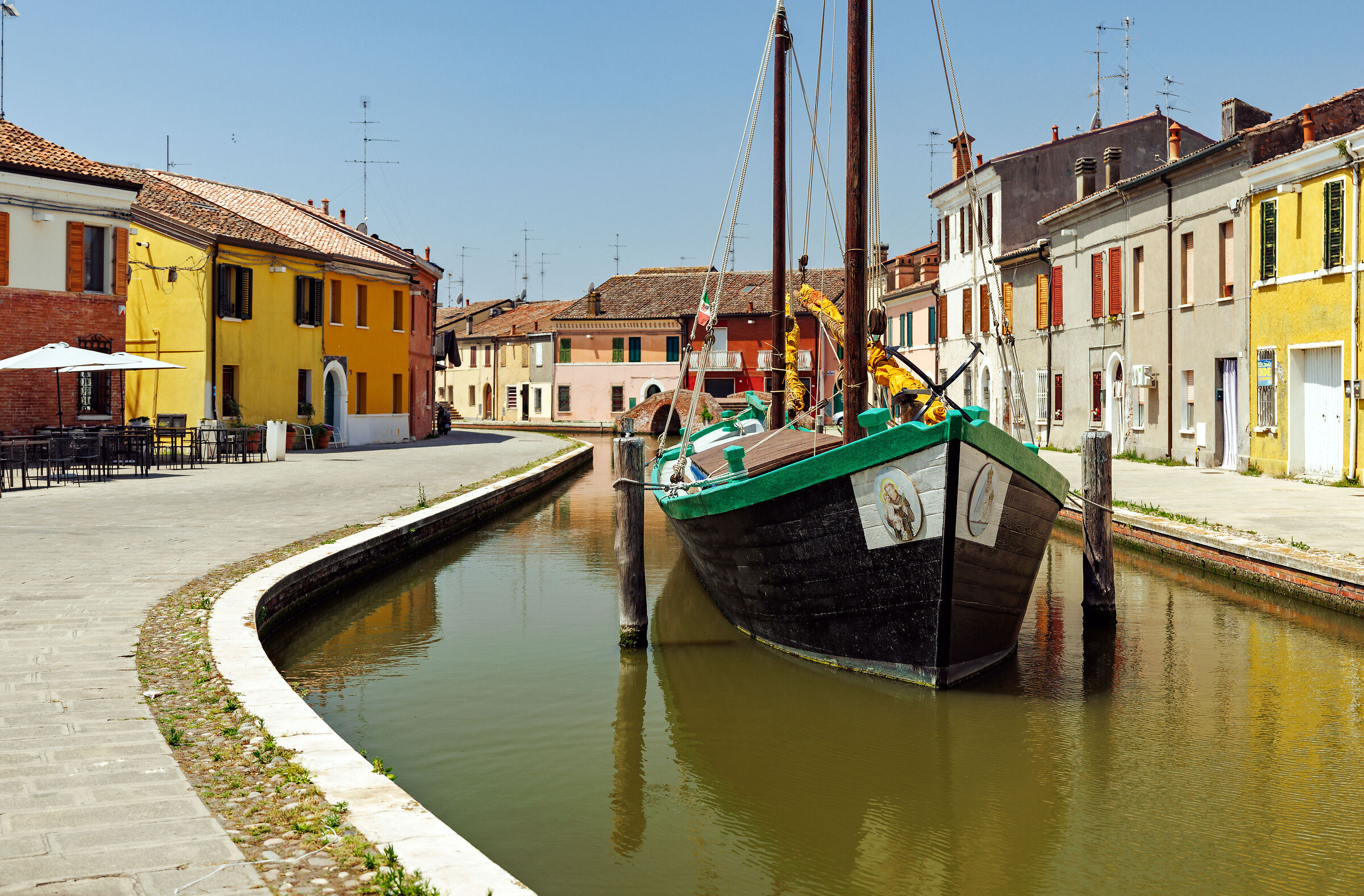 Barca da pesca alla fonda nel canale
