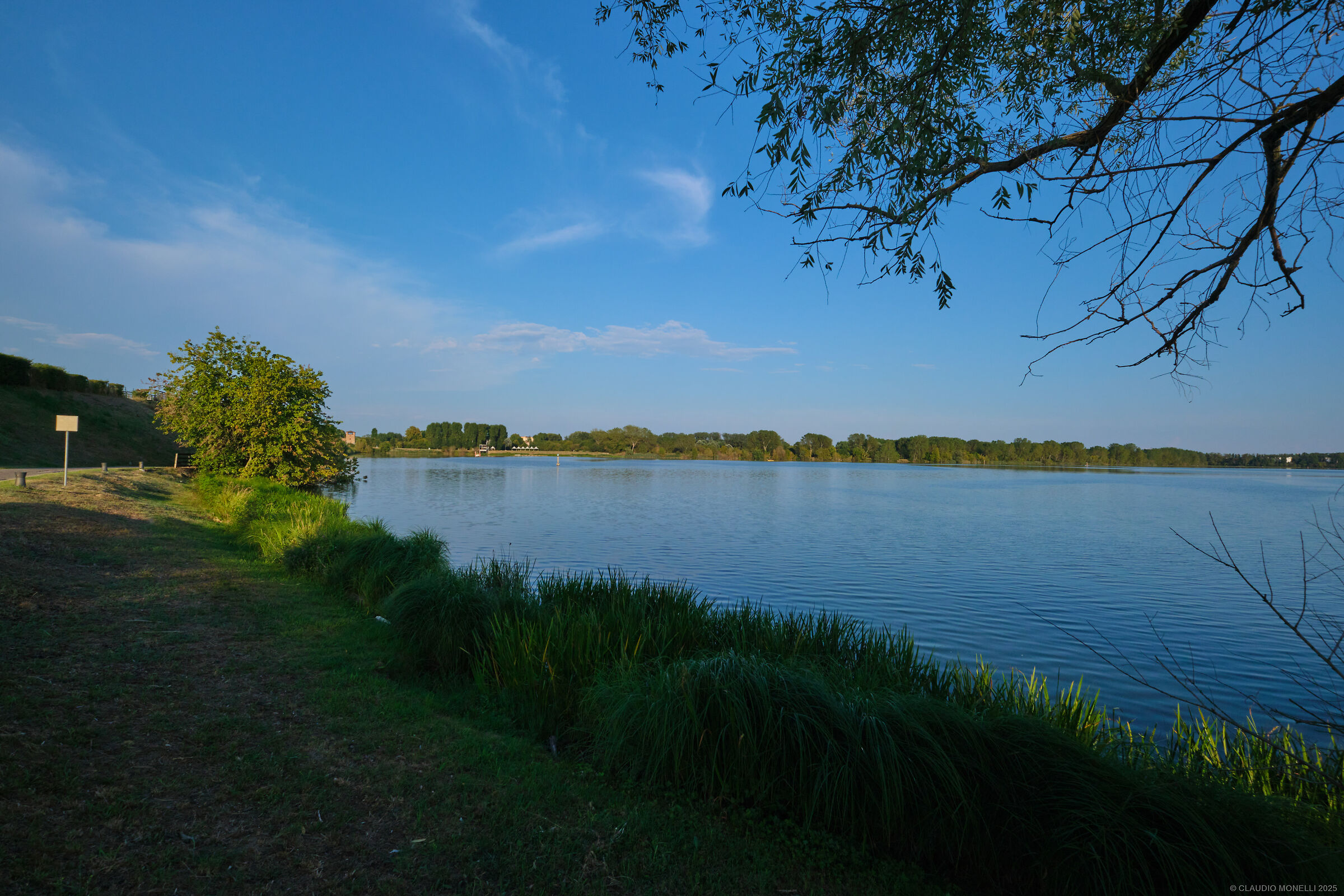 Il Lago di Sotto con vista verso il campo canoa