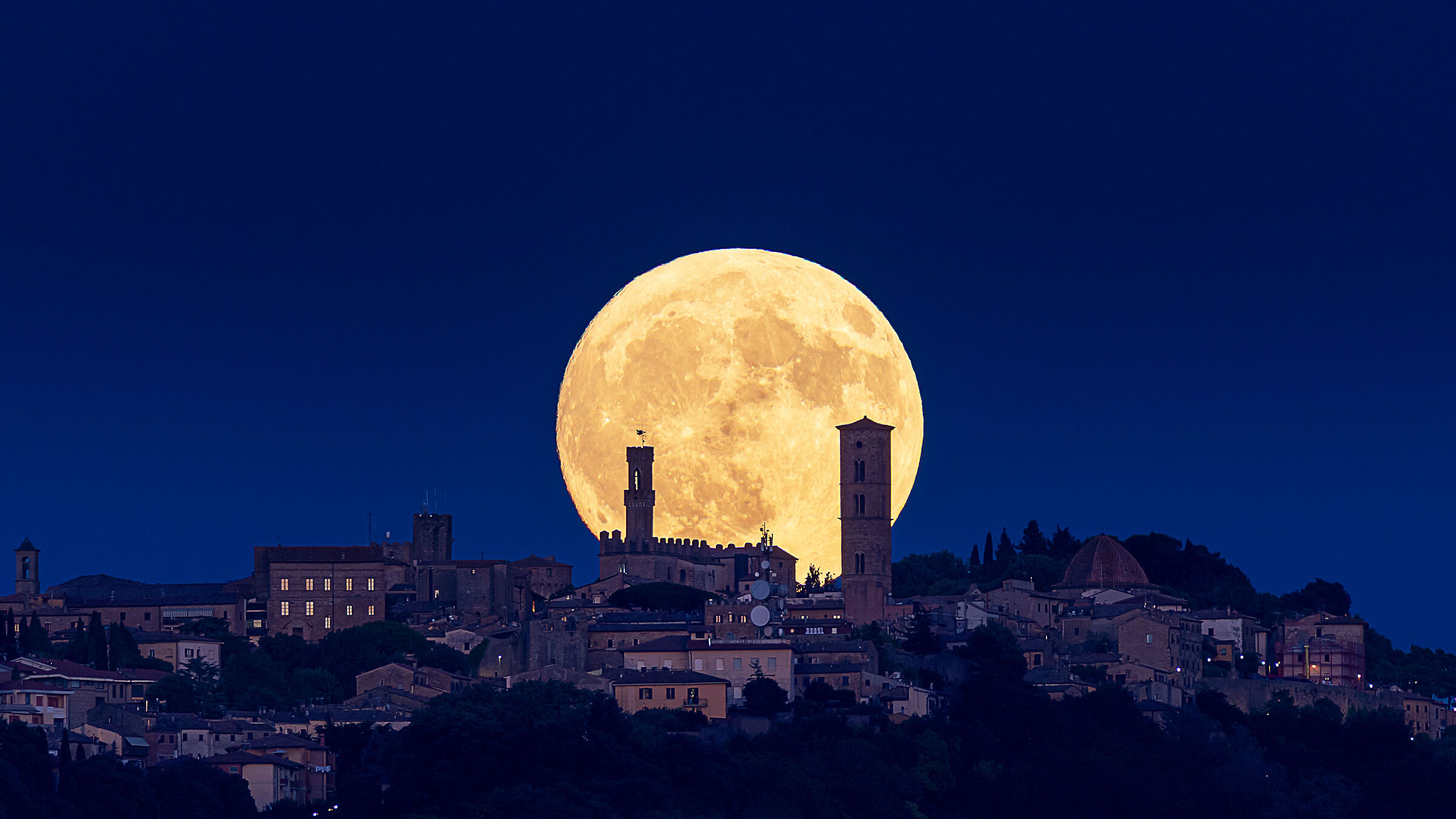 La luna piena su Volterra