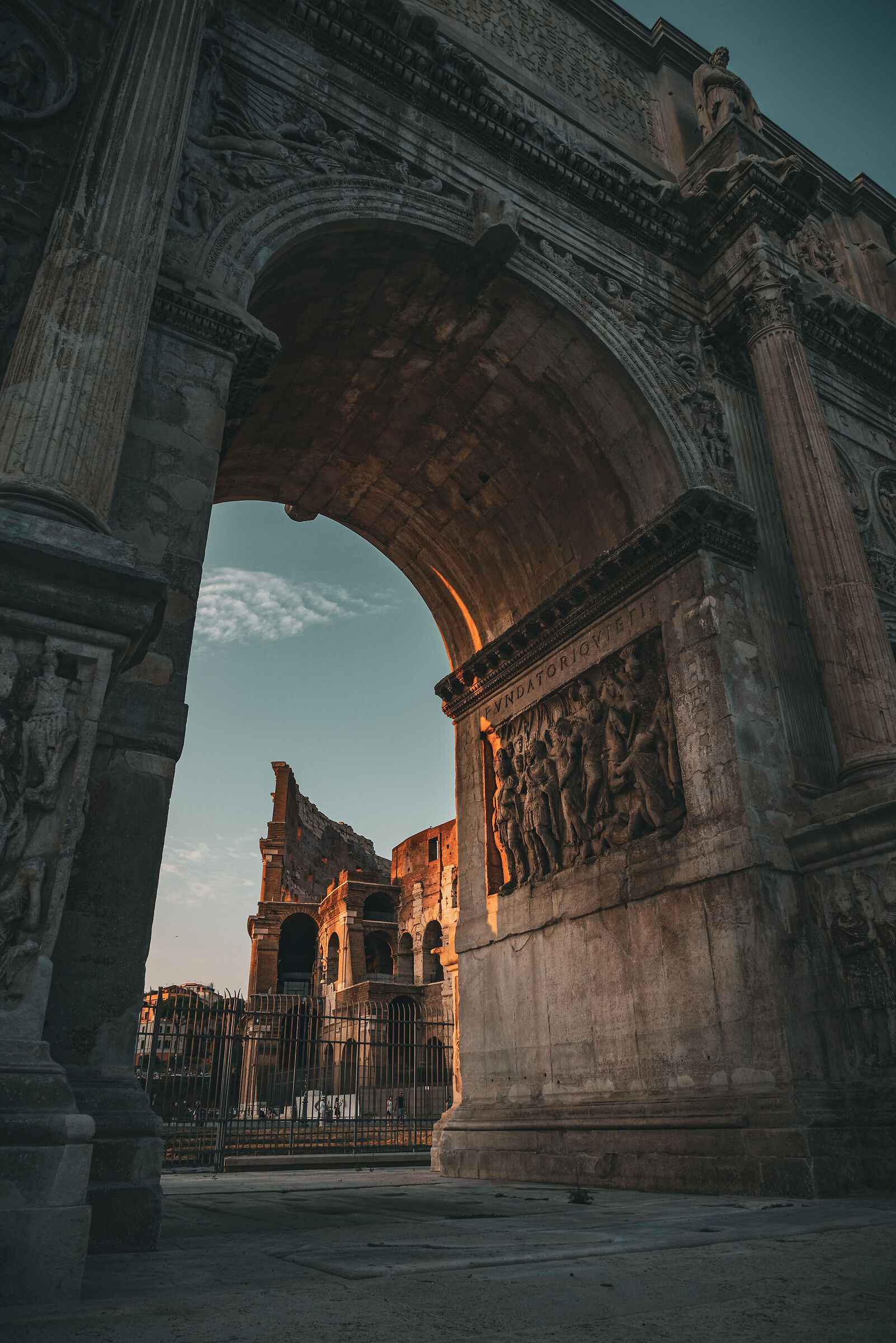 Tramonta il Sole sulle Glorie di Roma.
