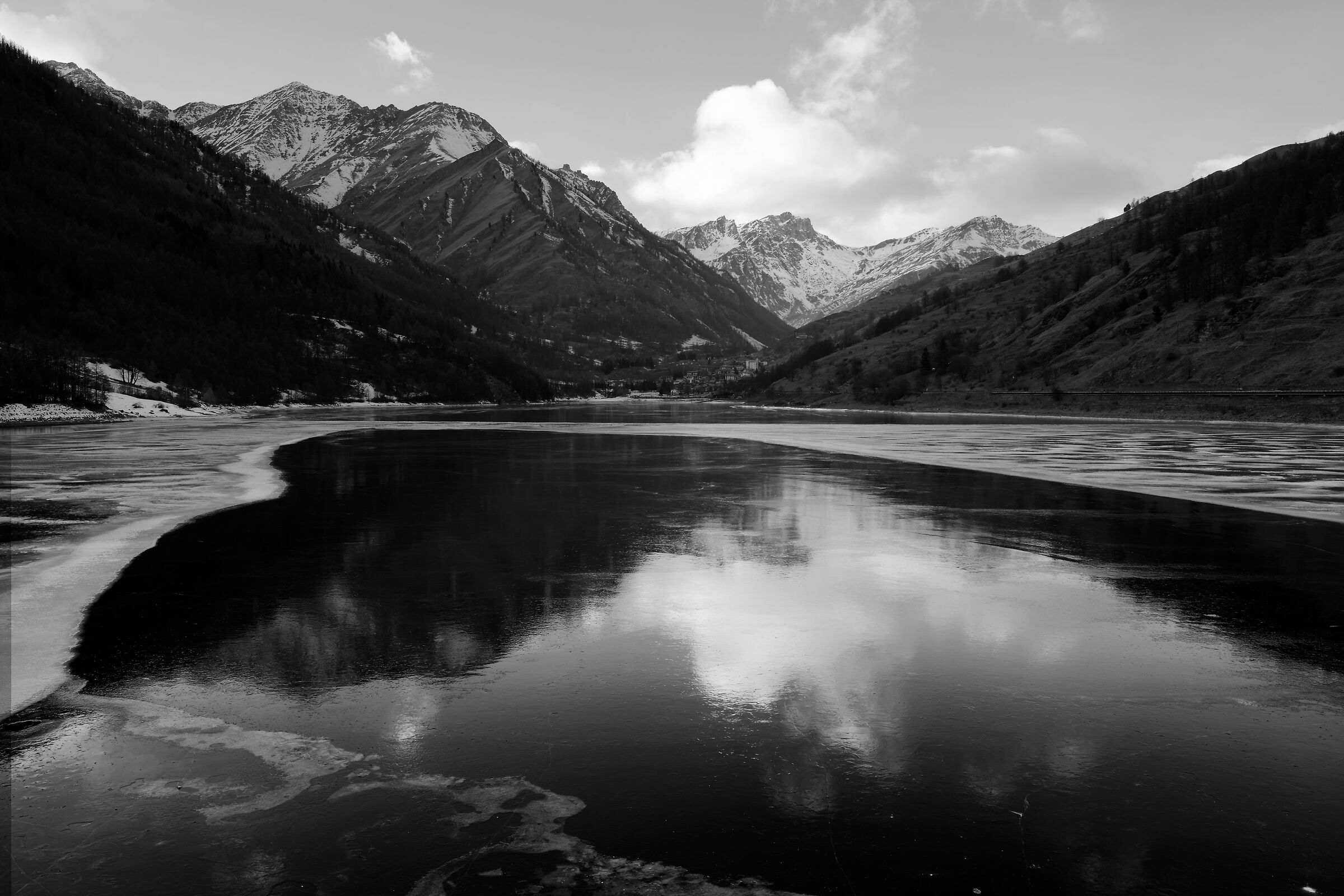 Lago di Pontechianale ghiacciato
