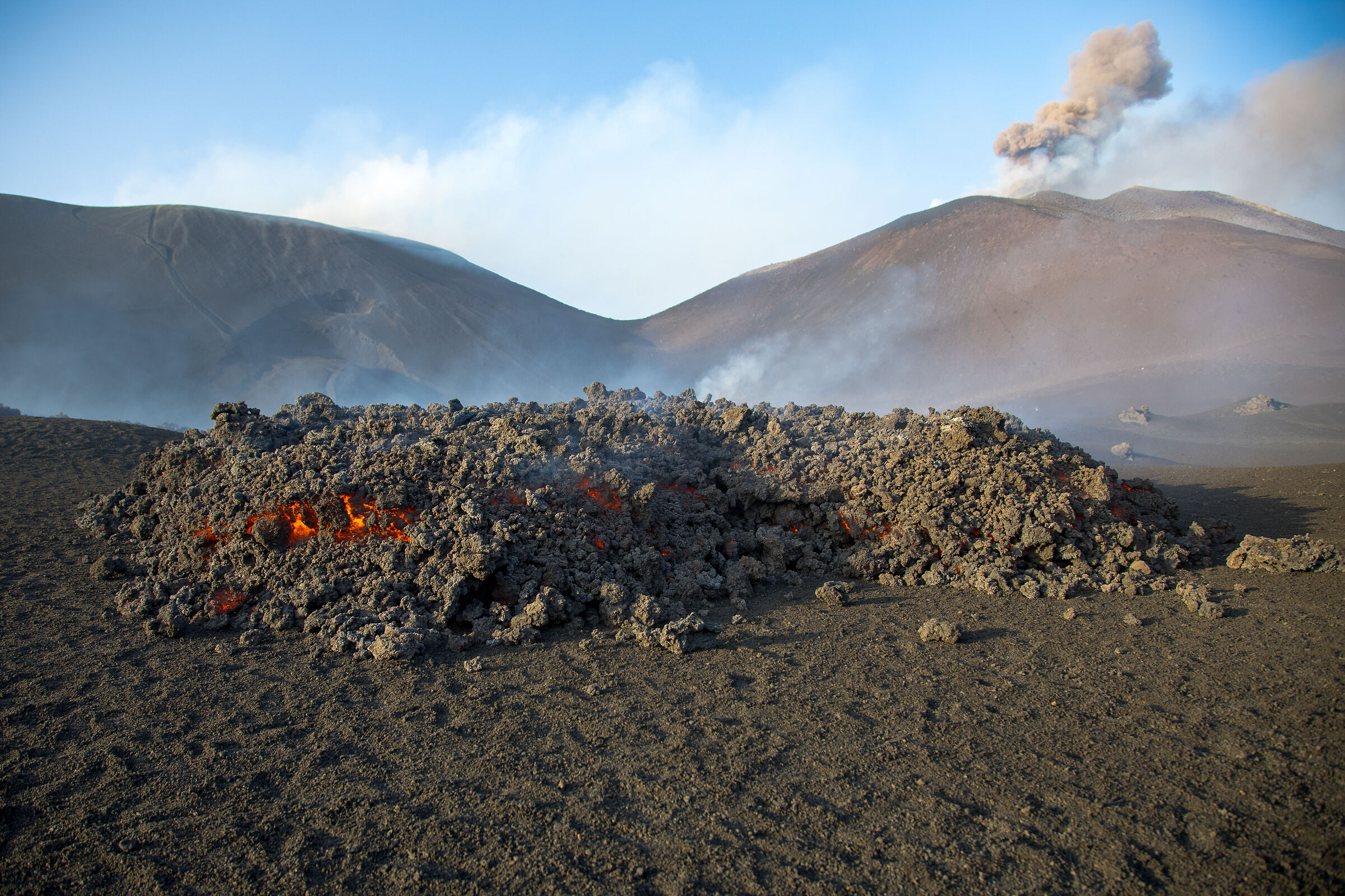 The advancing lava front