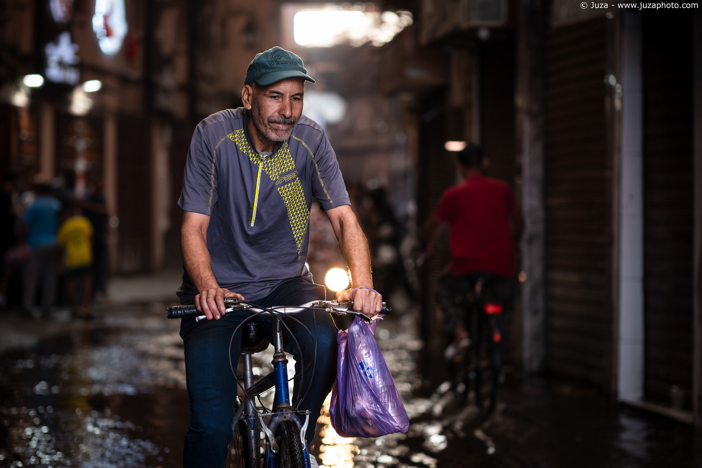 In bici nella strada allagata