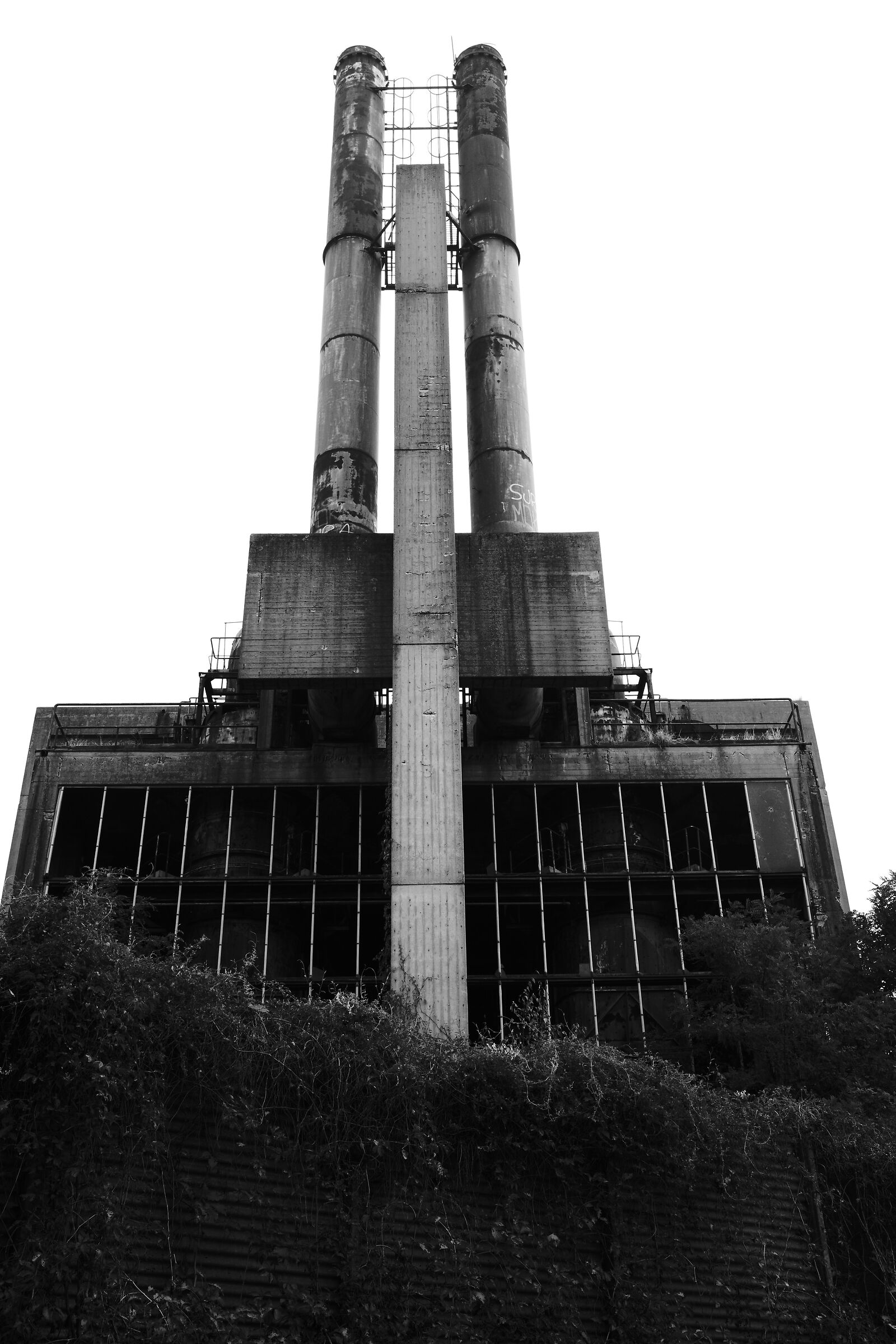 Edificio industriale dismesso lungo il Ticino