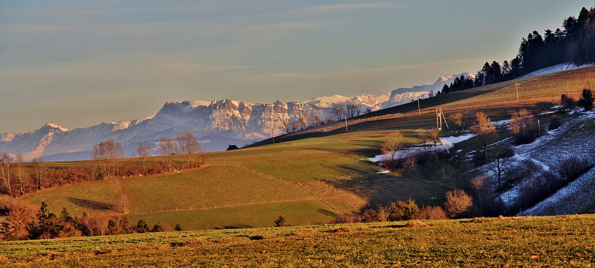 Oberbalm vicino Berna, in fondo le Alpi Svizzere