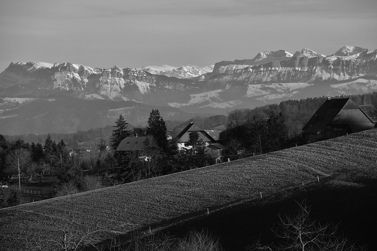 Oberbalm vicino Berna, in fondo le Alpi Svizzere