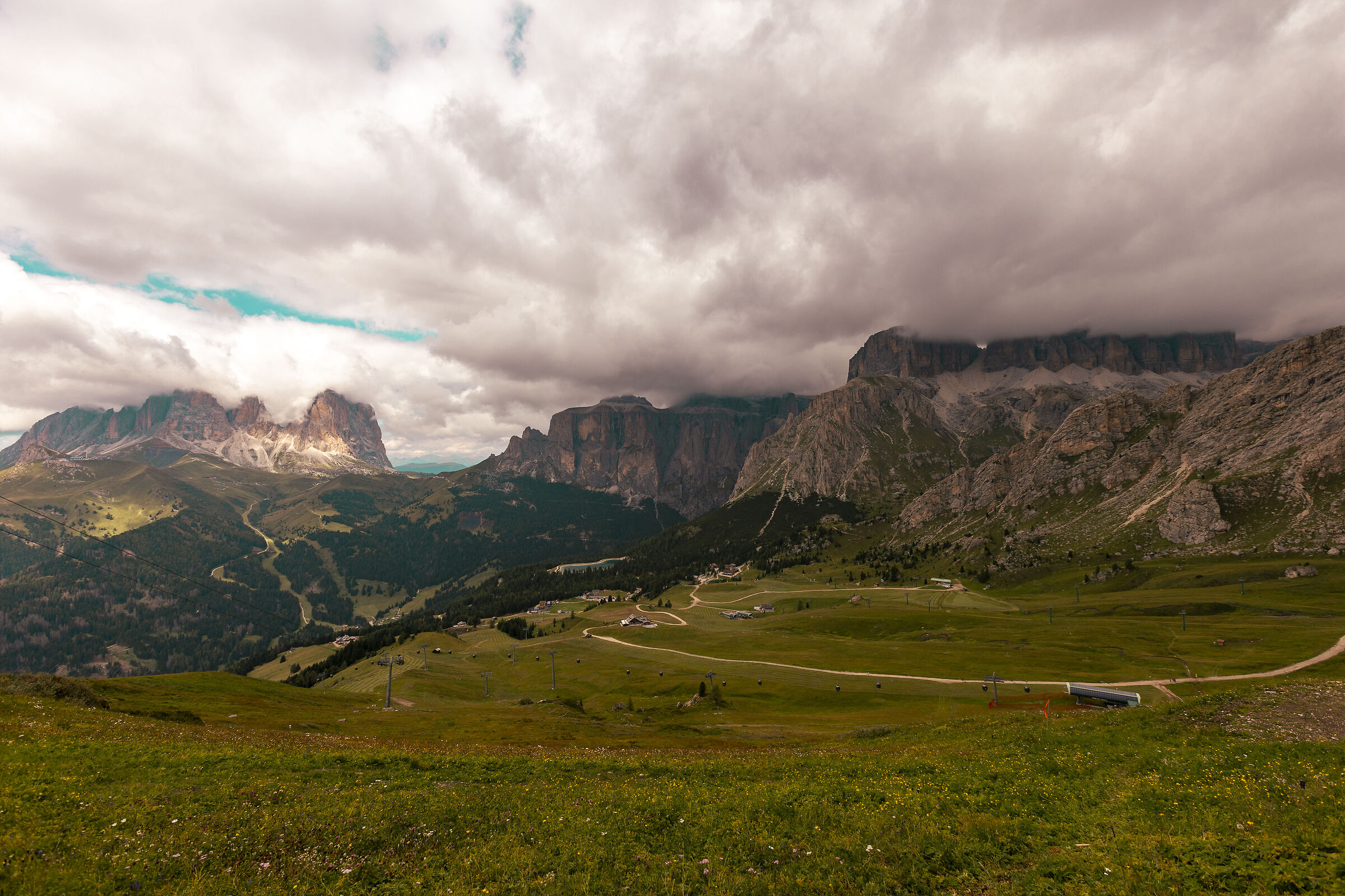 Peaks caressed by clouds