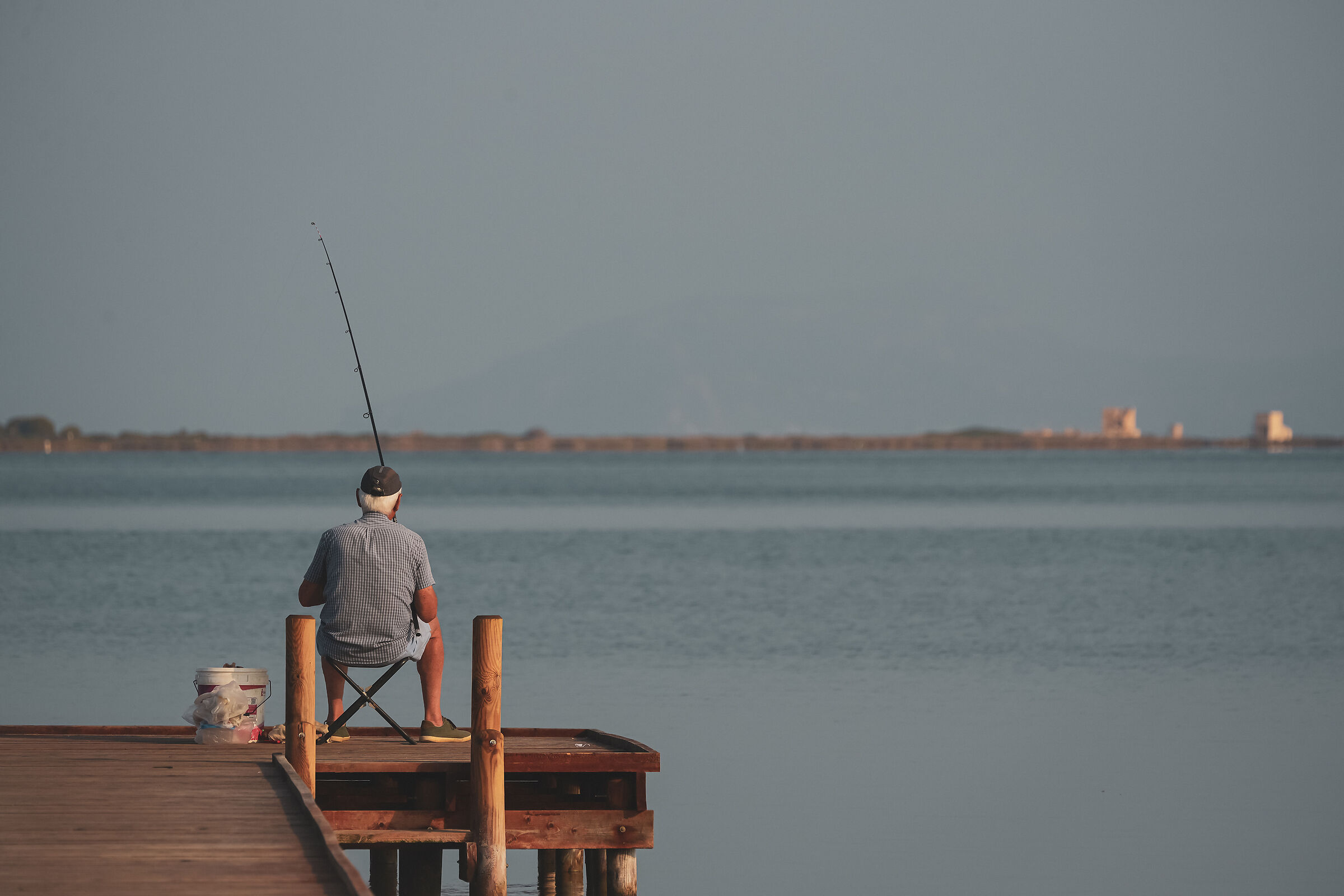 Pescatore al molo